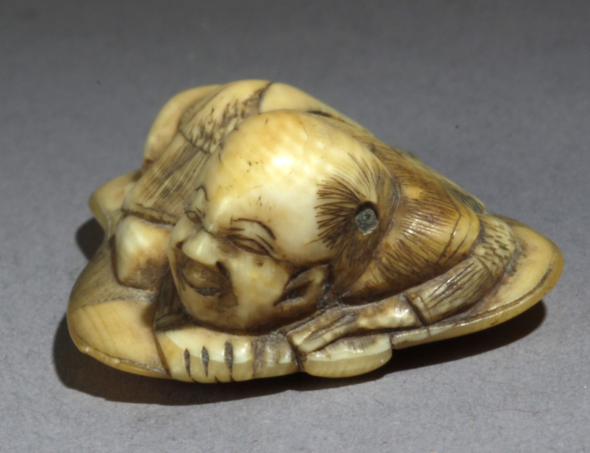 A 19th century Japanese netsuke from Meiji period - Bild 2 aus 5