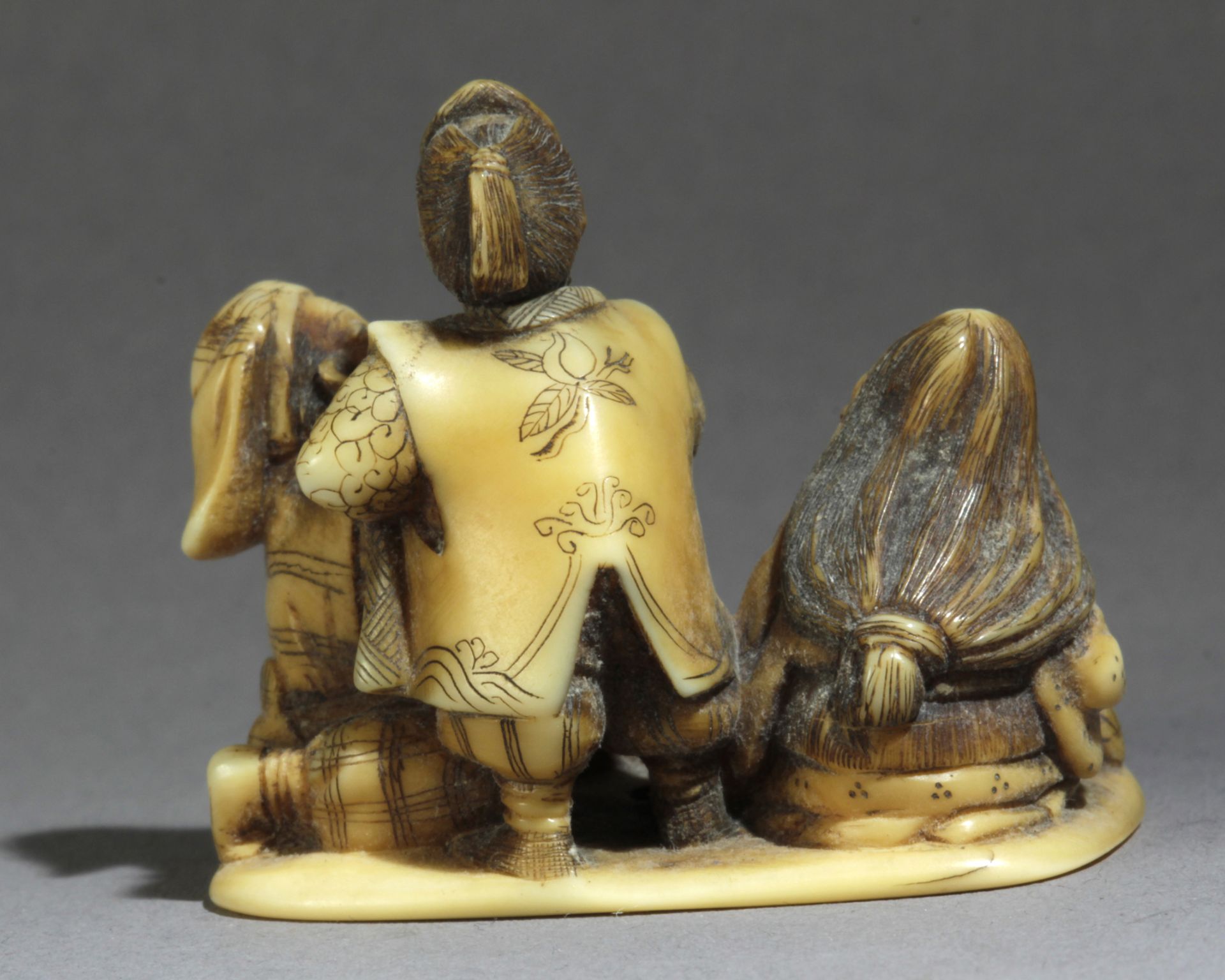 A Japanese netsuke-okimono circa 1860-1880 from Meiji period. Signed Gyokuho - Bild 5 aus 7