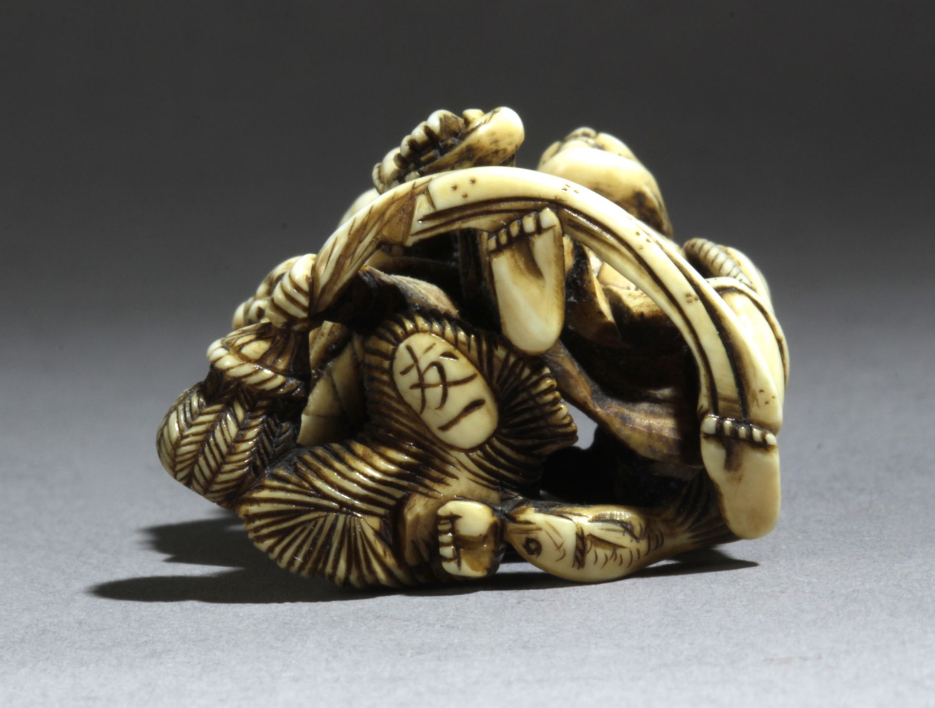 A mid 19th century Japanese netsuke from Edo period. Signed Tomokazu - Bild 6 aus 7