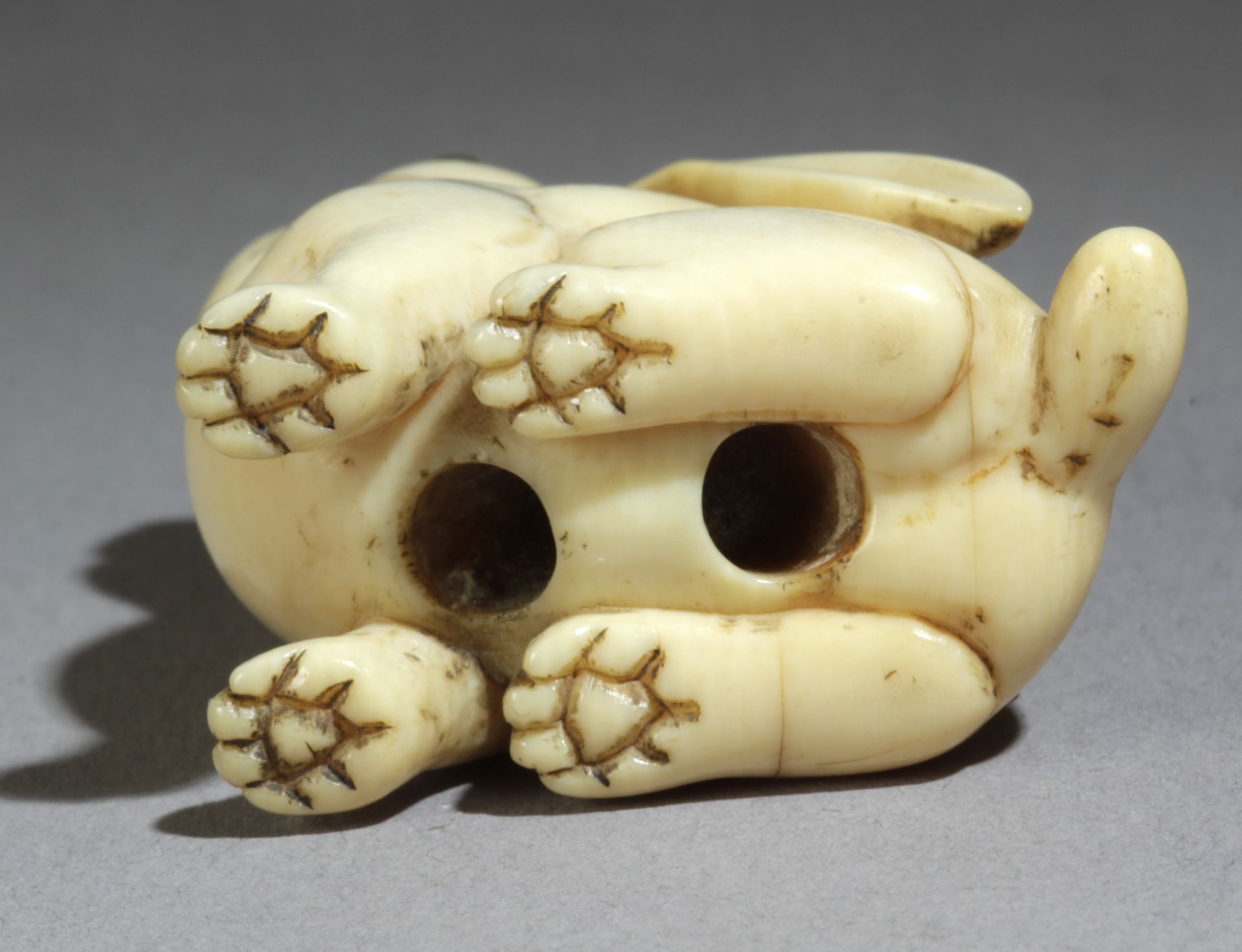 A mid 18th century Japanese netsuke from Edo period - Image 6 of 6