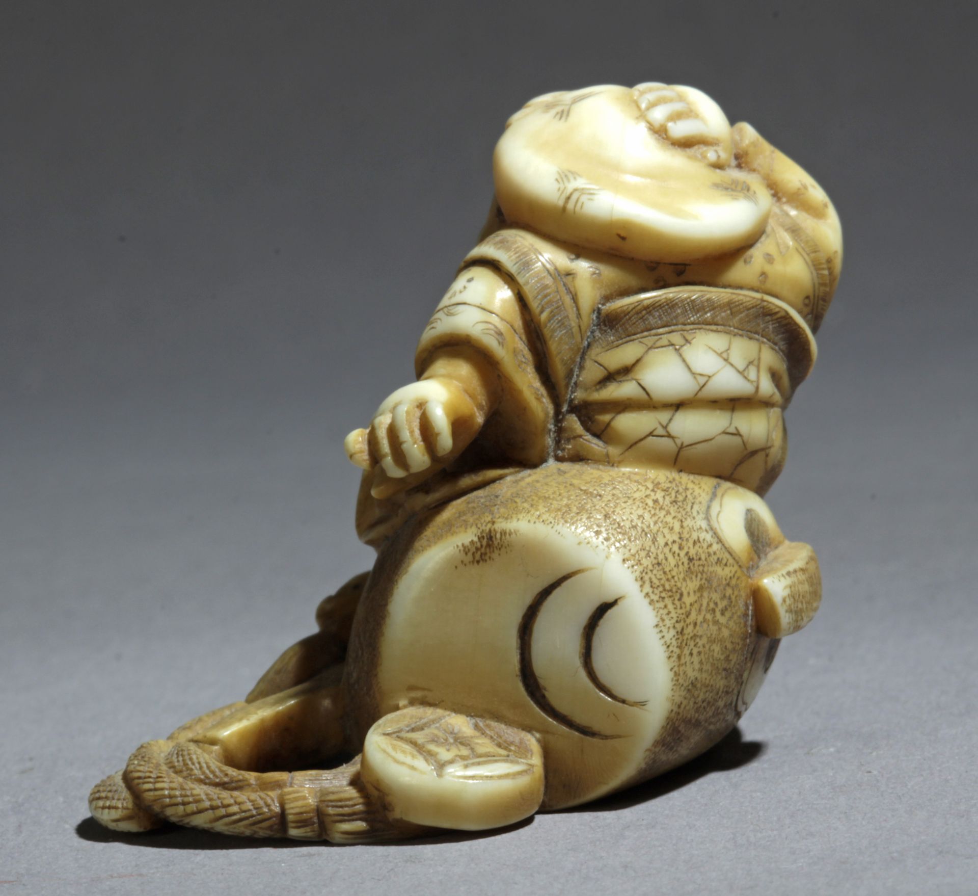 A late 19th century Japanese netsuke from Meiji period. Signed Kogyoko - Image 4 of 7