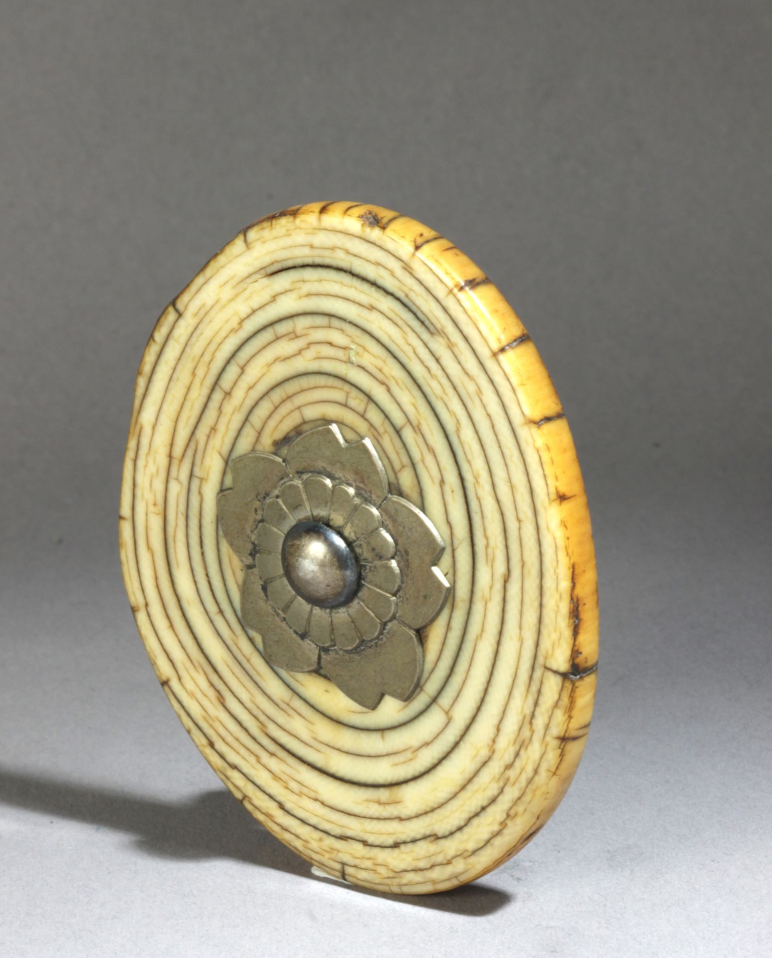 A 17th-18th centuries Japanese manju-disc in carved mammooth ivory - Bild 3 aus 4