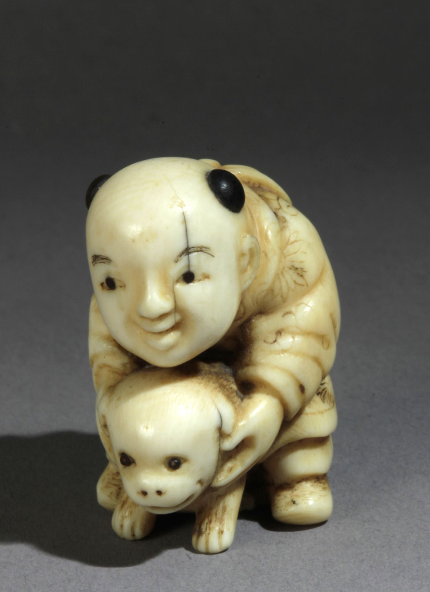 An early 19th century Japanese netsuke from Edo period - Image 6 of 7