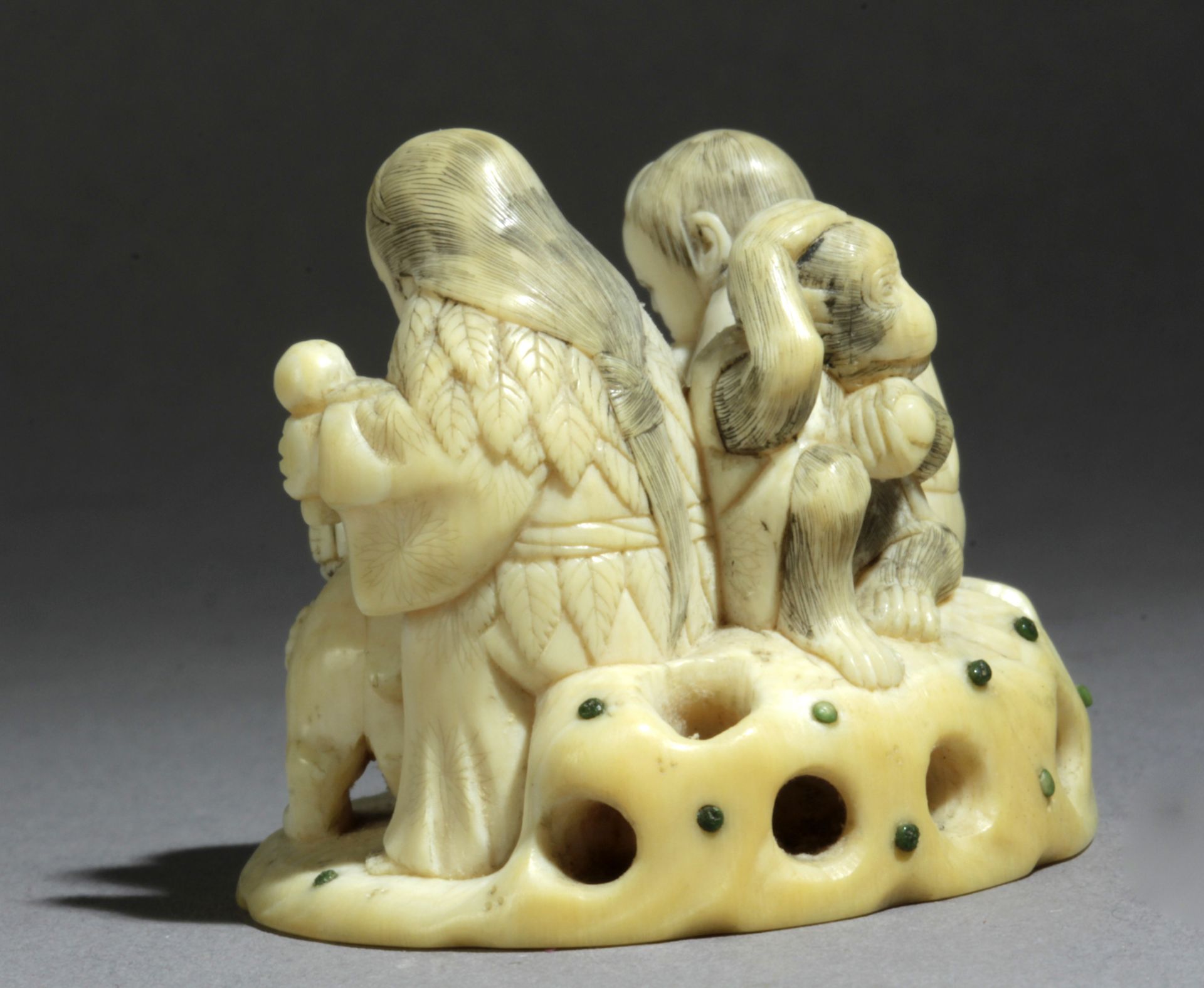 A Japanese netsuke-okimono circa 1860-1880 from Meiji period. Signed Ono Kiyomitsu - Bild 4 aus 6