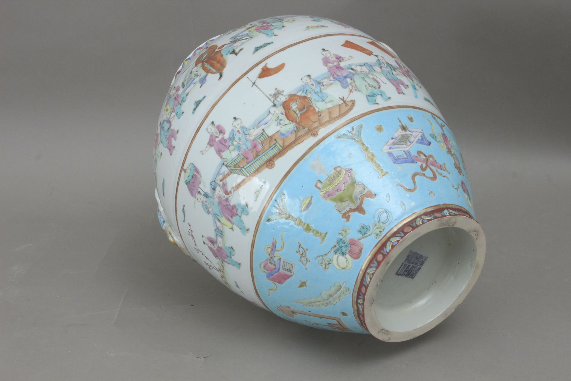 A 19th century Chinese vase from Qing dynasty in Canton porcelain - Image 7 of 8