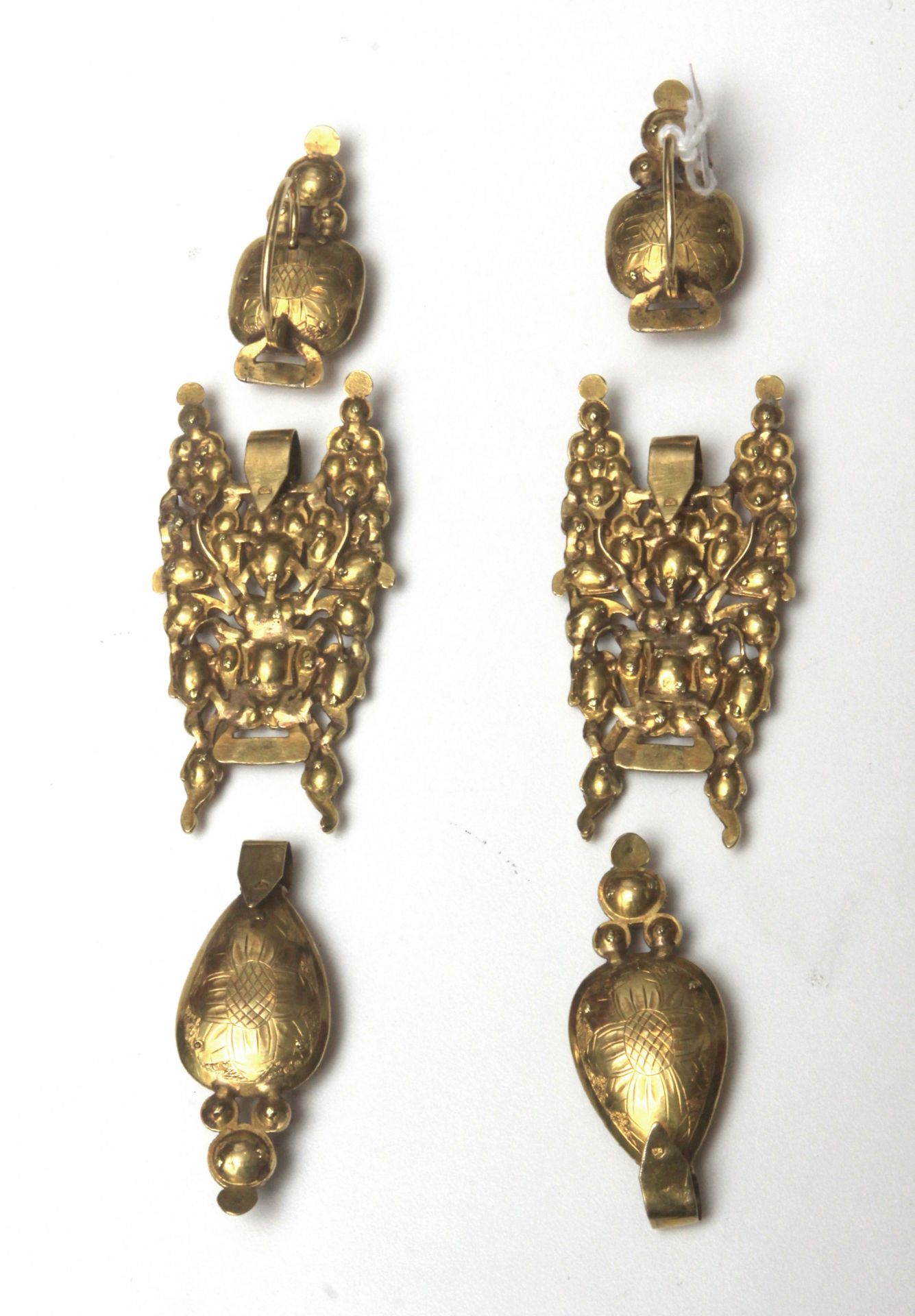 A late 18th centurry-early 19th century Catalan detachable earrings - Image 13 of 15