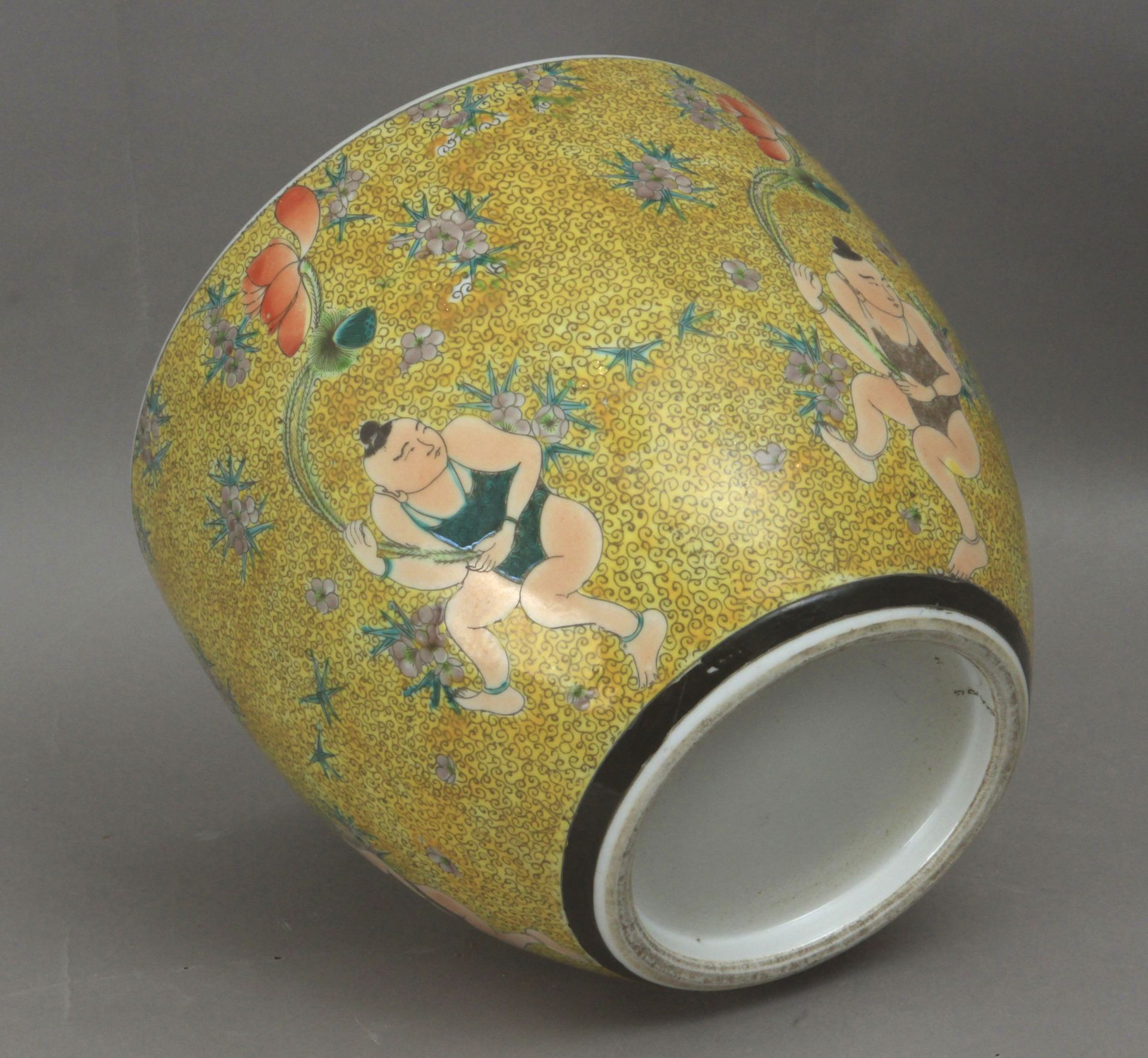 A 19th century Chinese cache pot in Famille Rose porcelain - Bild 3 aus 3