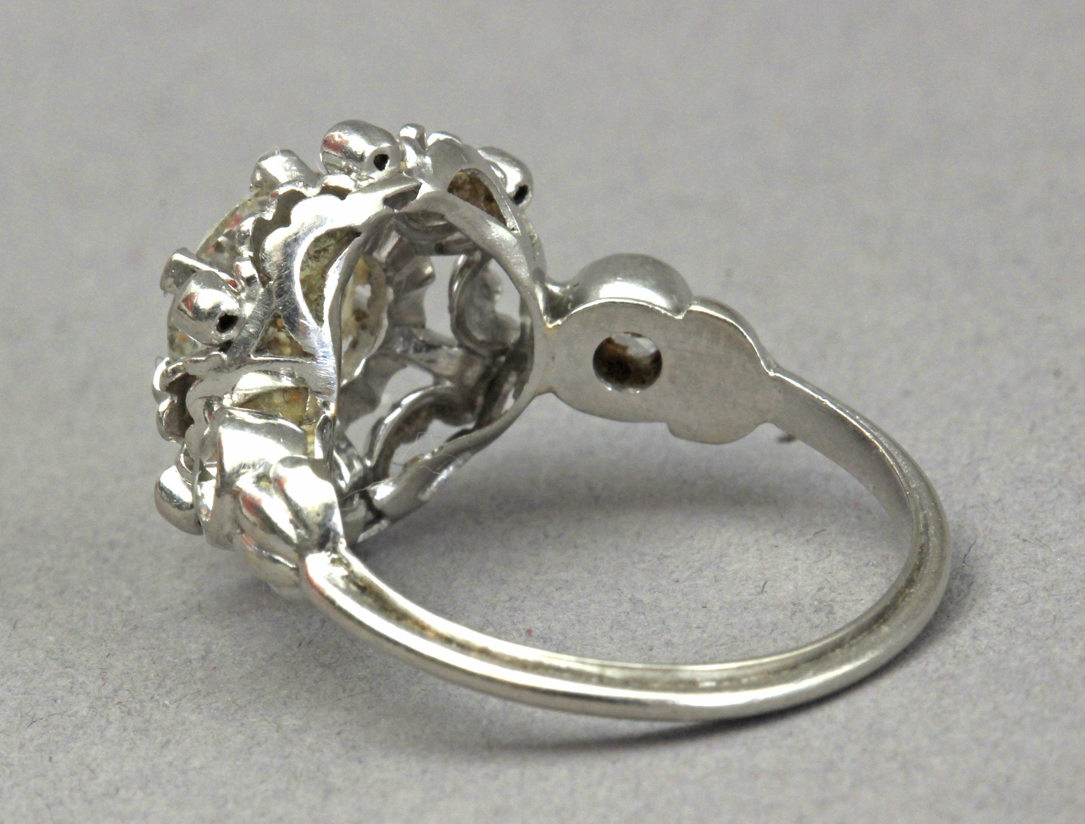 A first half of 20th century 1,75 ct. aprox. Old European cut diamond solitaire ring - Image 3 of 4