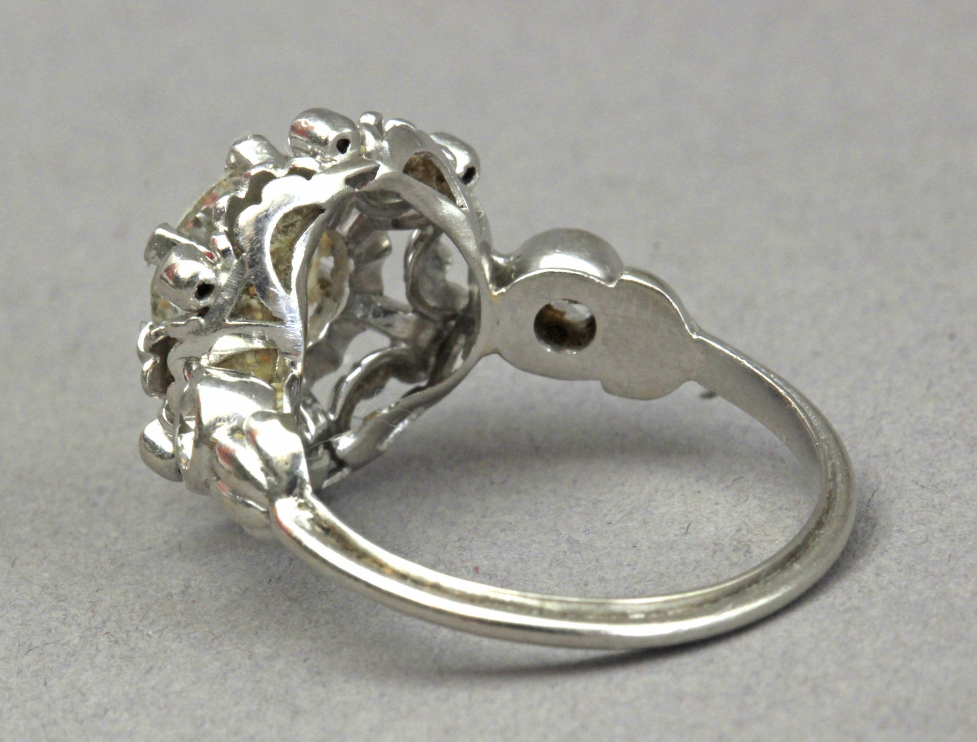 A first half of 20th century 1,75 ct. aprox. Old European cut diamond solitaire ring - Image 3 of 4