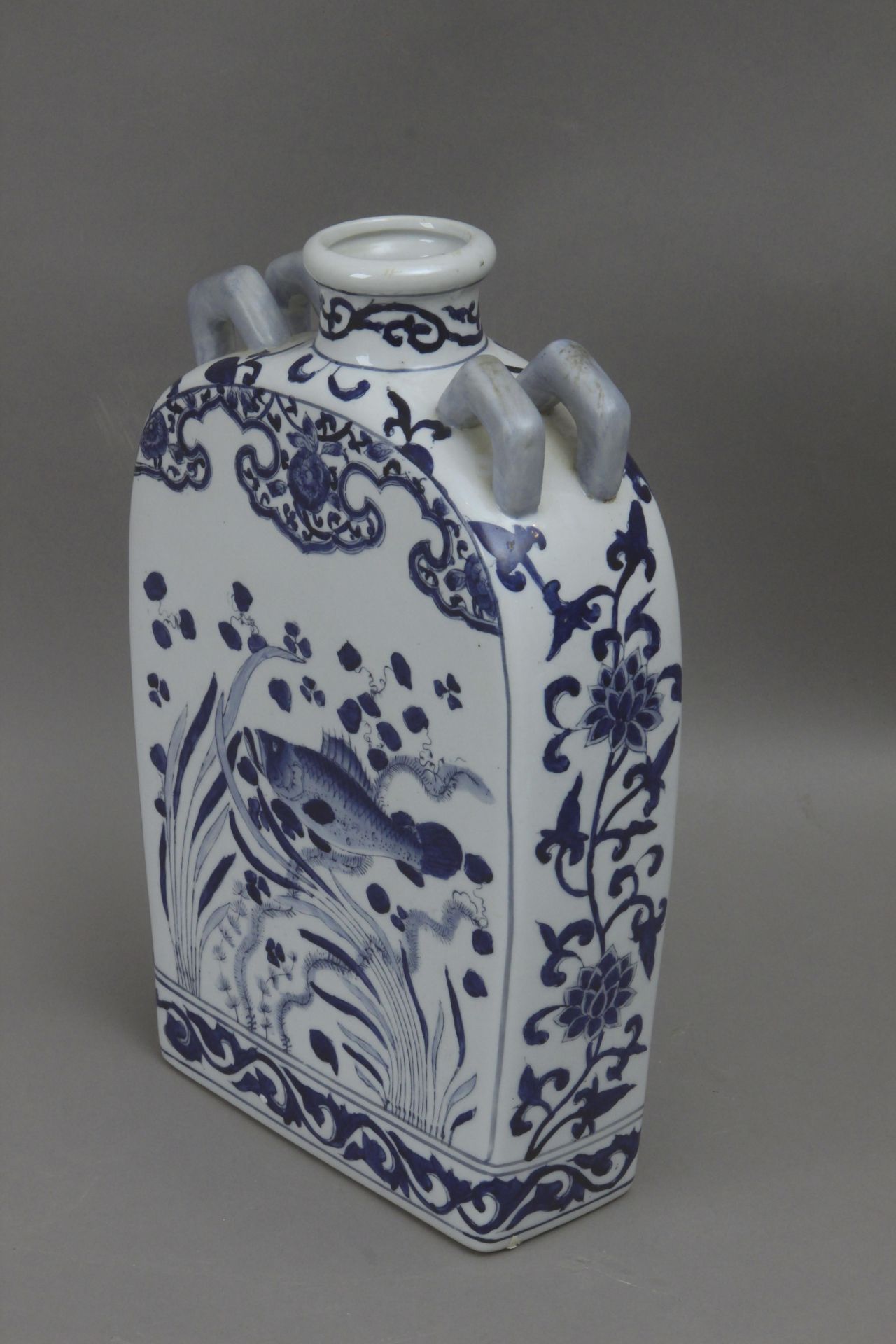 A 20th century Chinese porcelain jug - Image 5 of 8