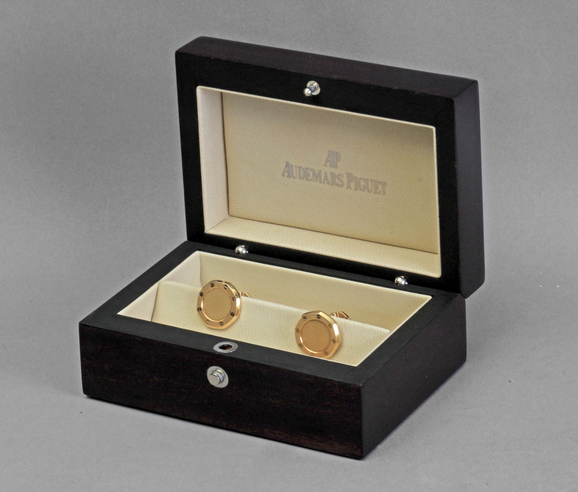 Audemars Piguet. Royal Oak cufflinks in 18k. yellow gold - Image 3 of 4