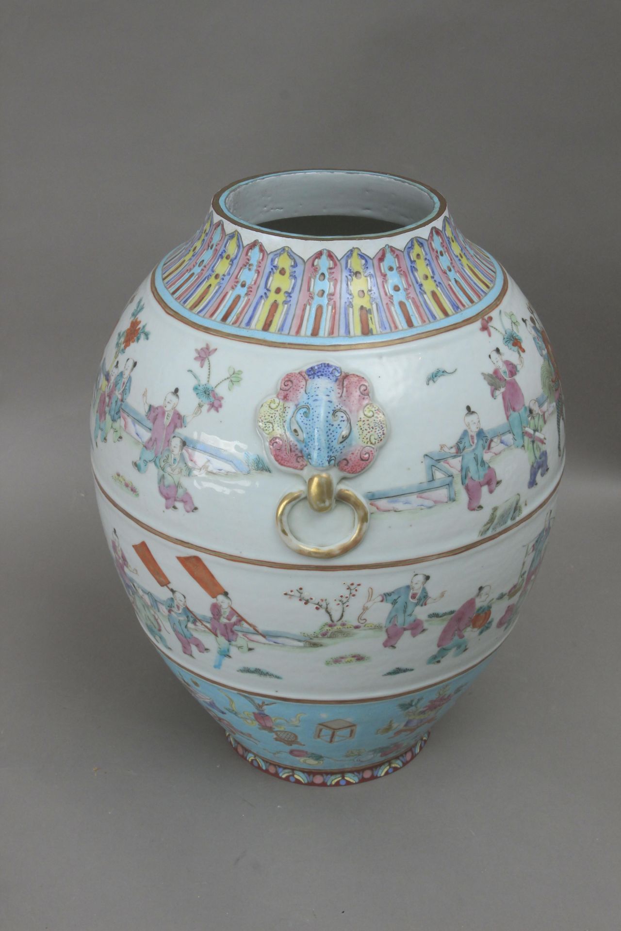 A 19th century Chinese vase from Qing dynasty in Canton porcelain - Image 2 of 8