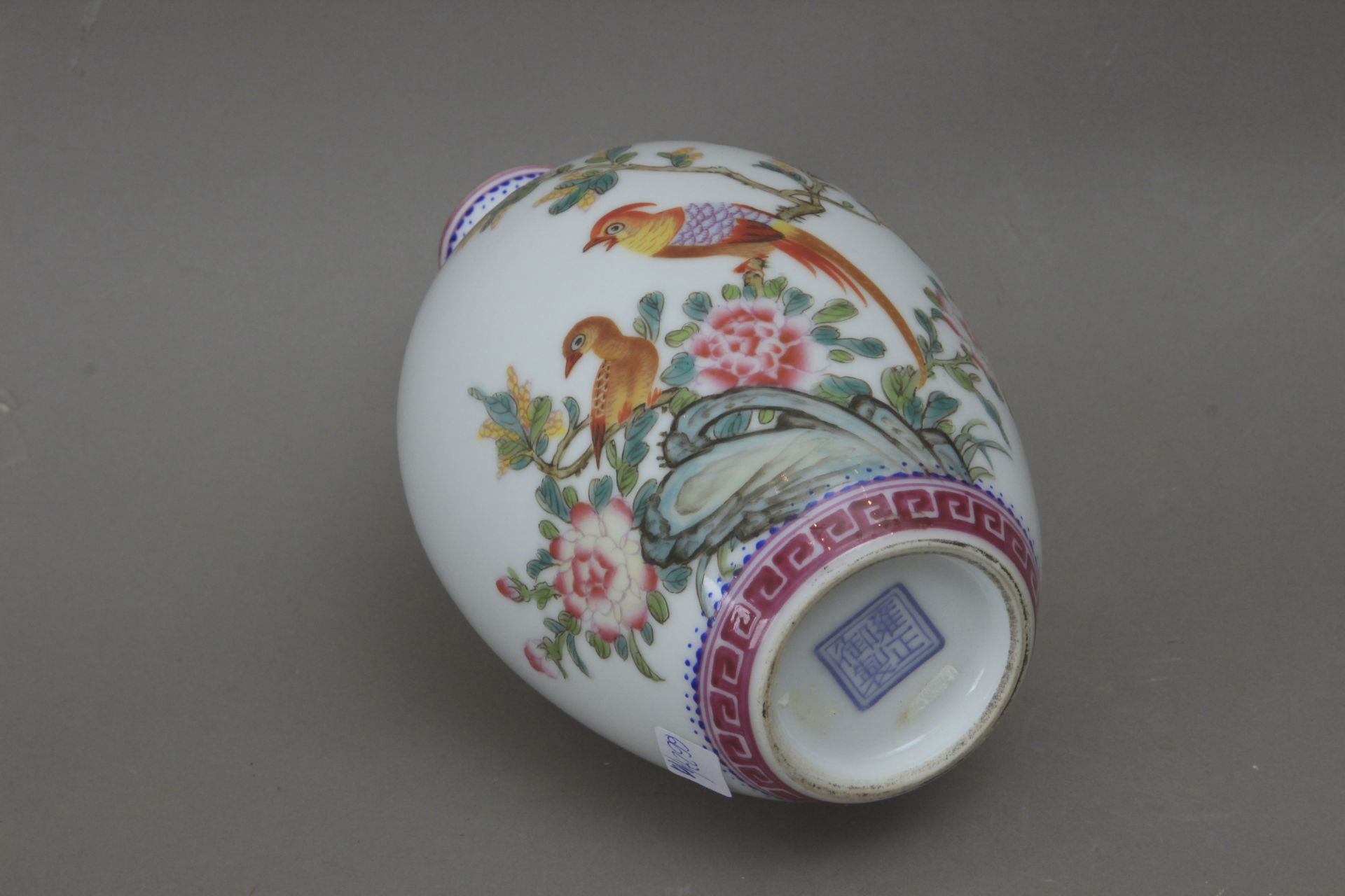 A 20th century Chinese vase from Republic period in Famille Rose porcelain - Bild 3 aus 6