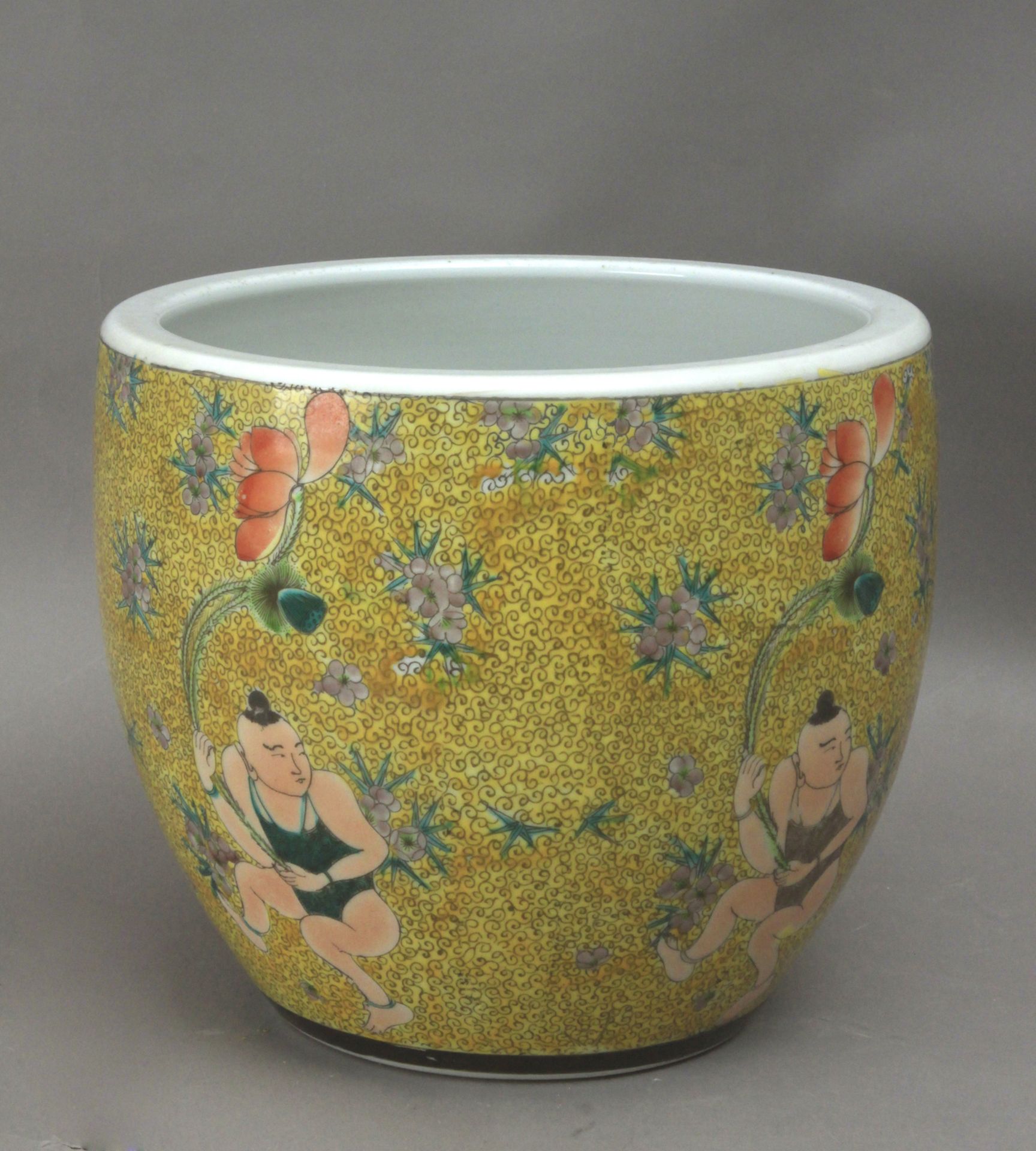 A 19th century Chinese cache pot in Famille Rose porcelain - Image 2 of 3