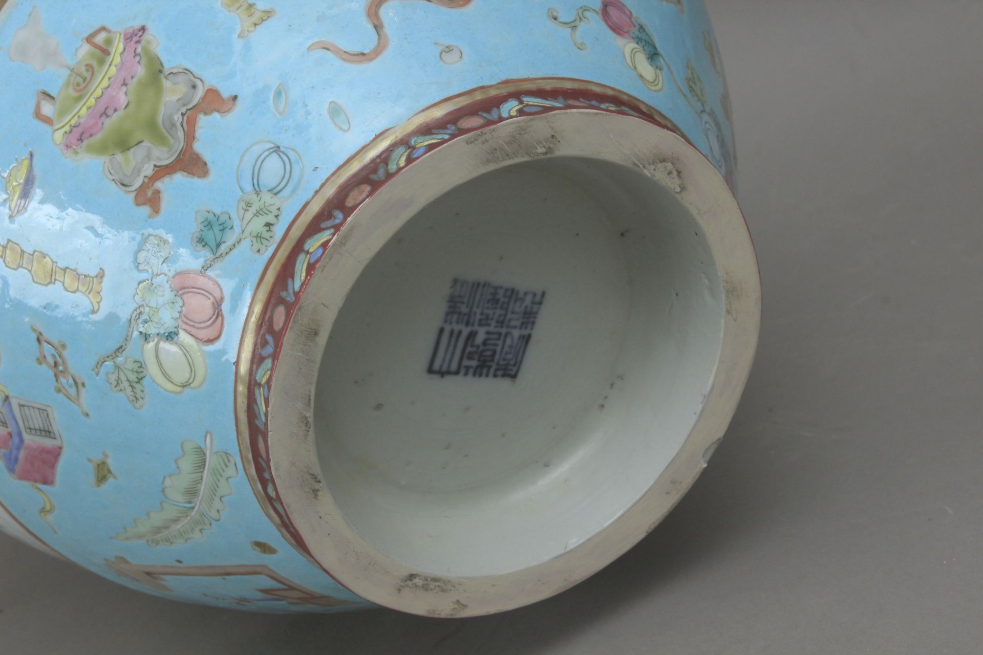 A 19th century Chinese vase from Qing dynasty in Canton porcelain - Image 4 of 8
