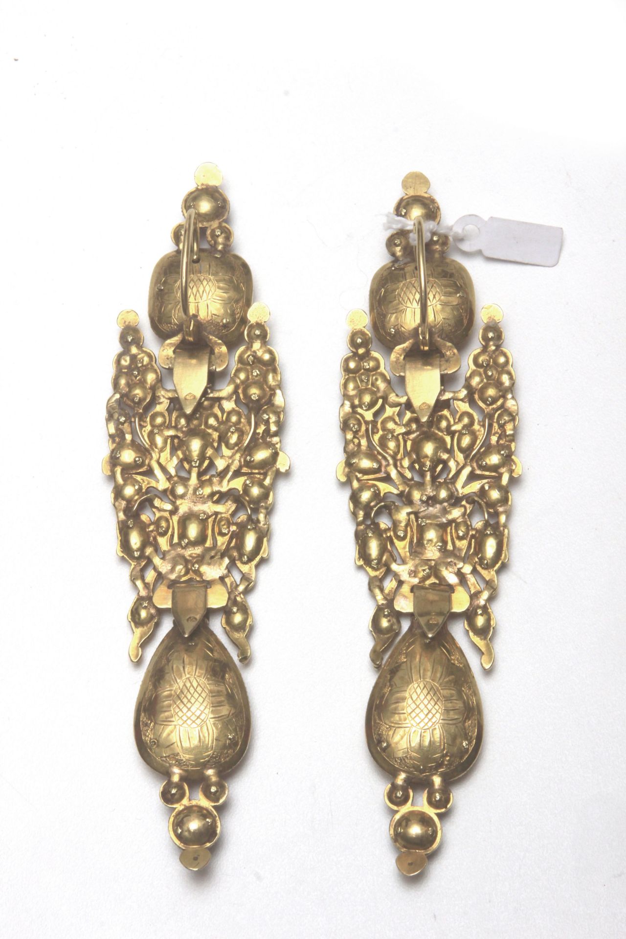 A late 18th centurry-early 19th century Catalan detachable earrings - Image 10 of 15