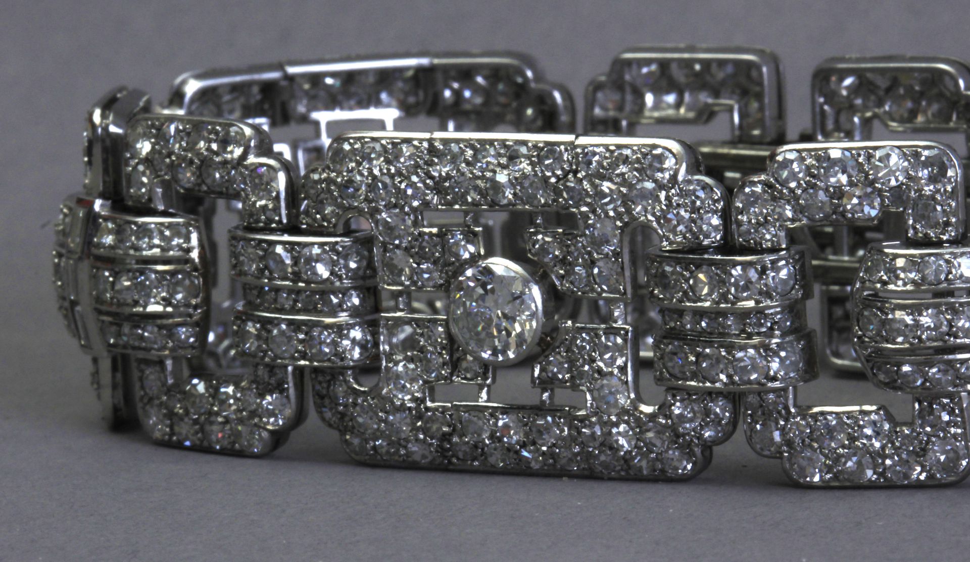 An Art-Déco bracelet circa 1940. 13 ct. of diamonds and a platinum setting - Image 3 of 3