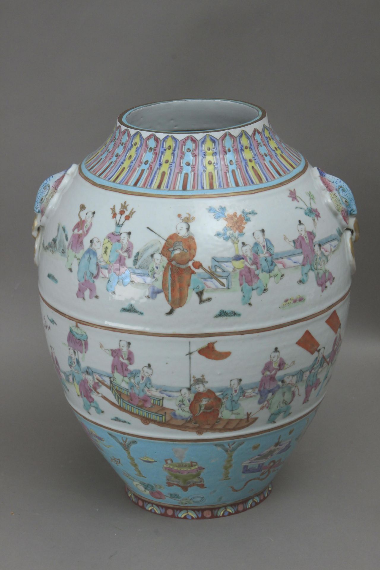 A 19th century Chinese vase from Qing dynasty in Canton porcelain
