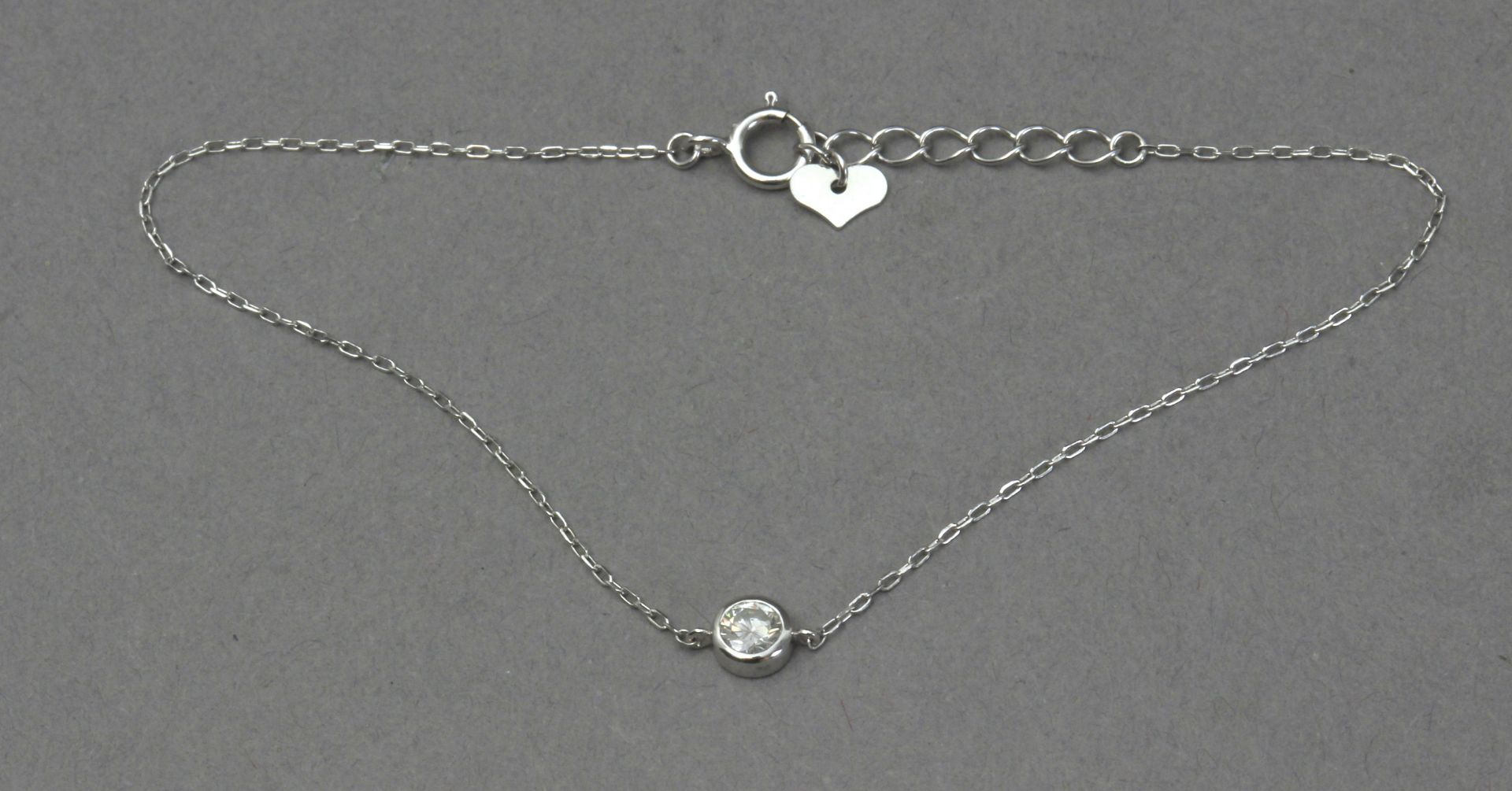 A diamond bracelet - Image 2 of 3