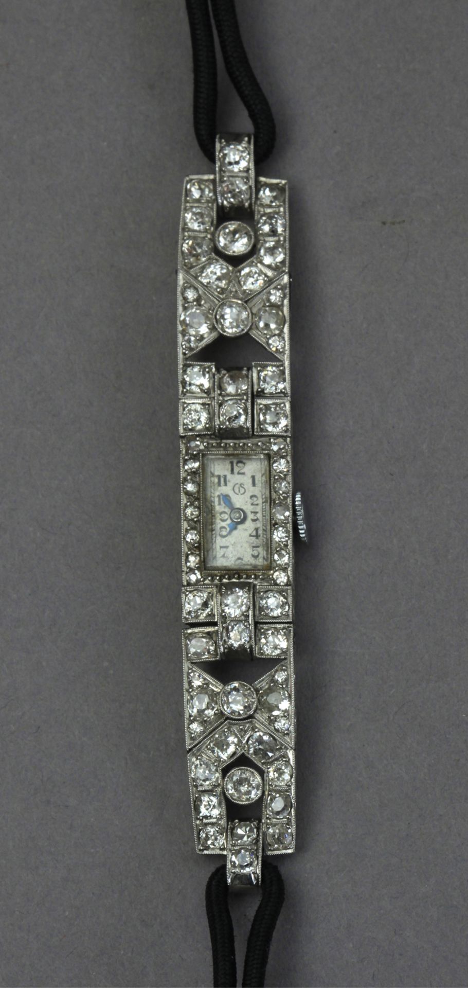 An Art-Déco circa 1920. Platinum and 2 ct. aprox. of diamonds