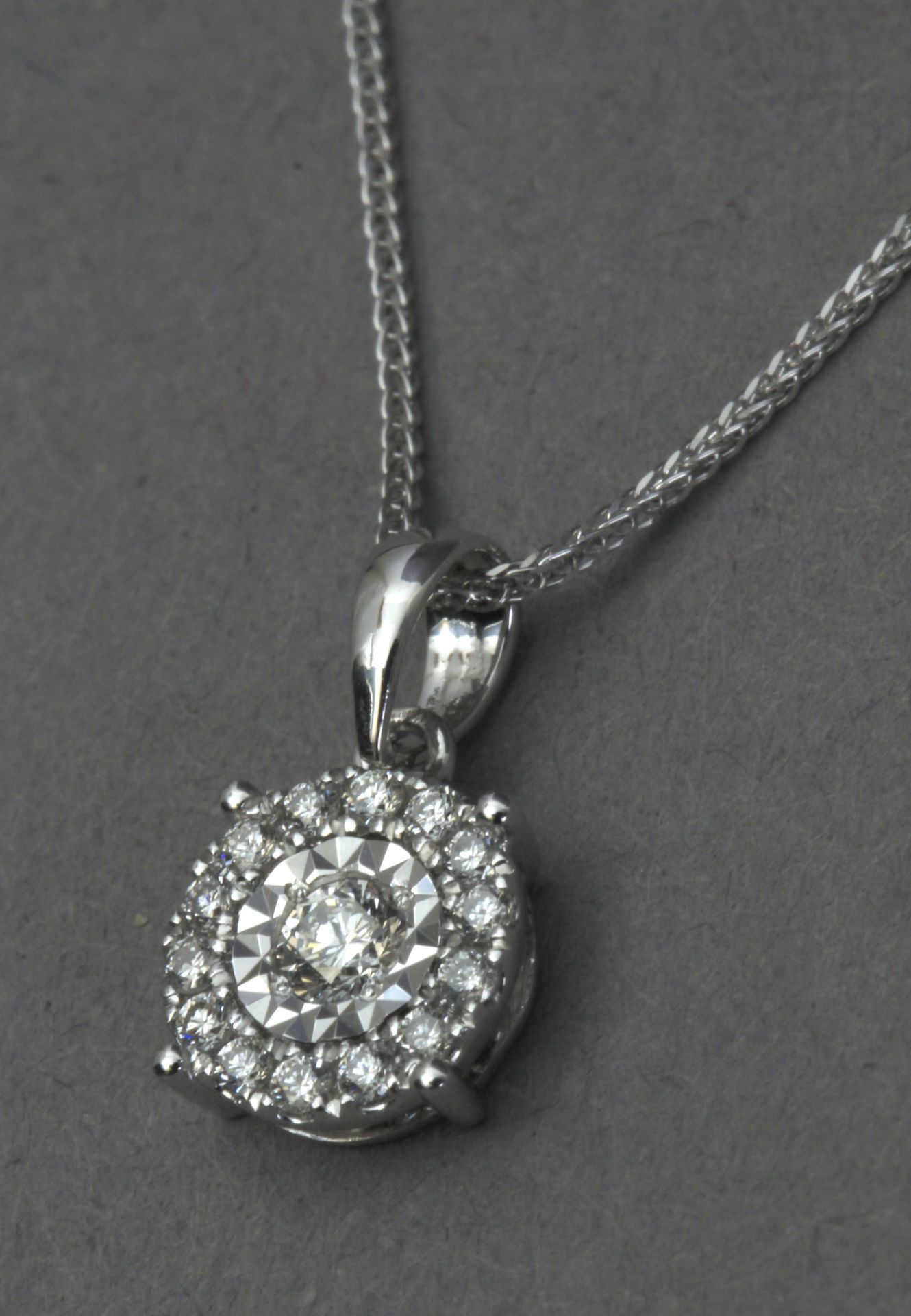 A diamond cluster pendant - Image 2 of 4