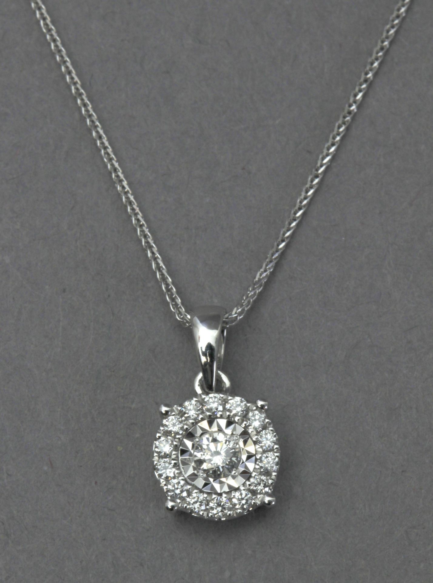 A diamond cluster pendant - Image 3 of 4