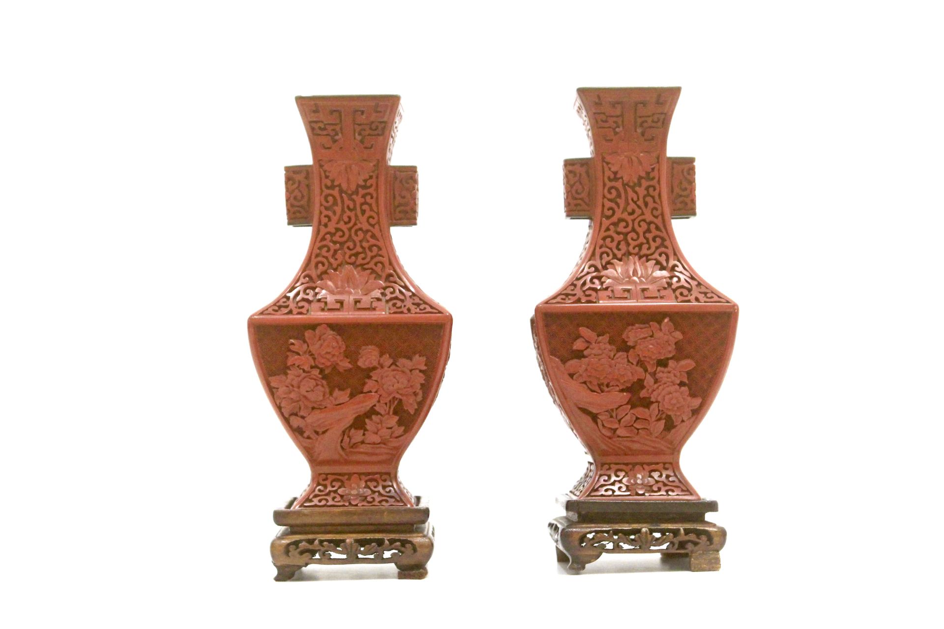A pair of first half of 20th century Chinese vases in cinnabar lacquer - Image 10 of 12