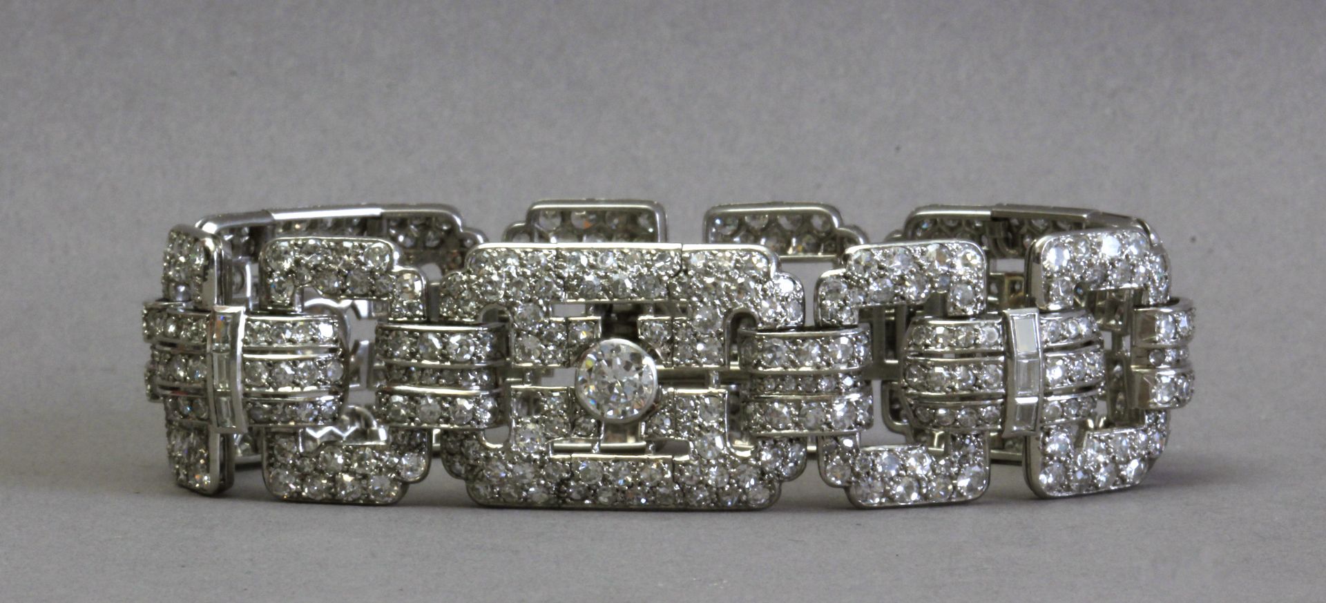 An Art-Déco bracelet circa 1940. 13 ct. of diamonds and a platinum setting