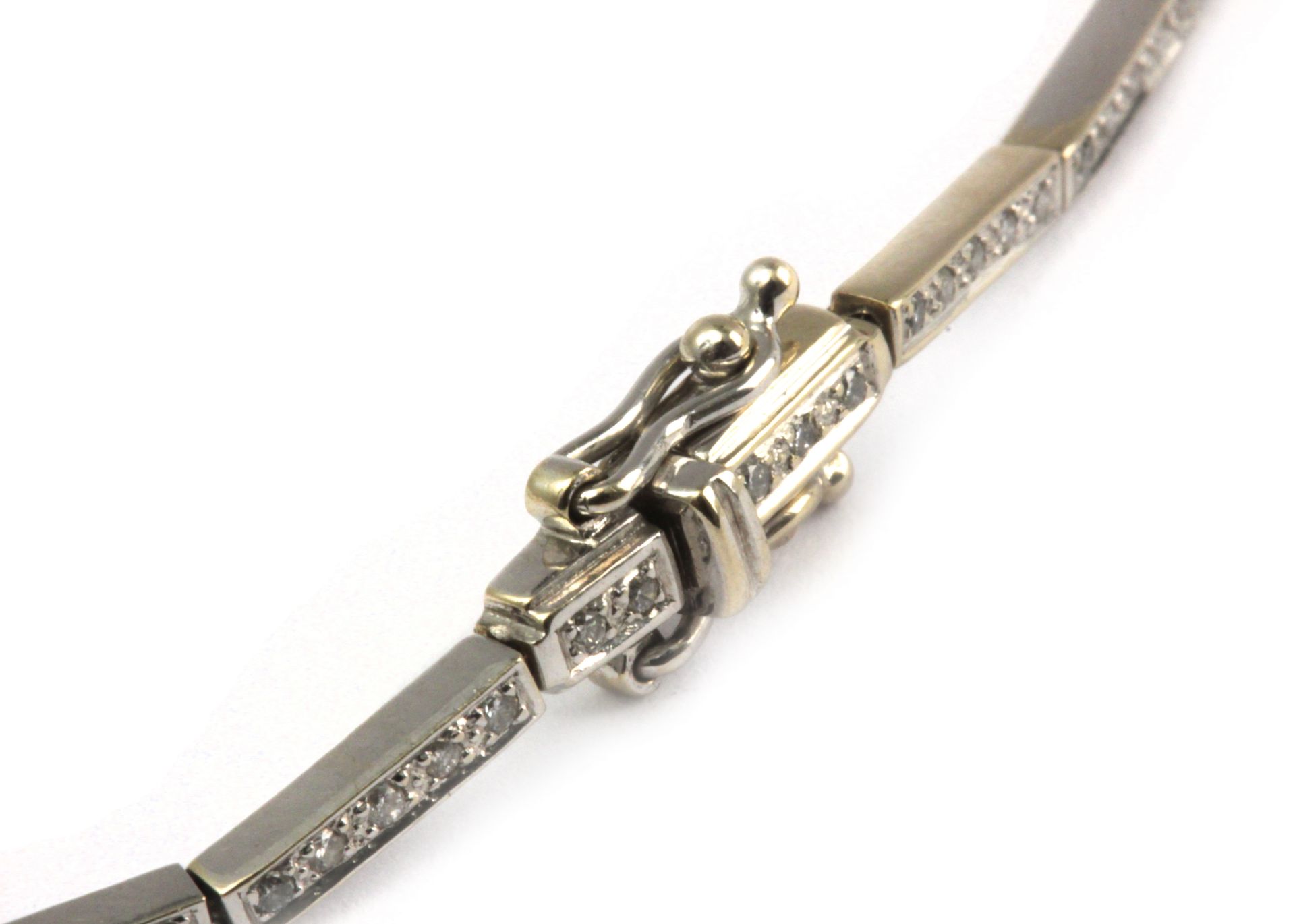 A tennis style diamond bracelet - Image 2 of 6