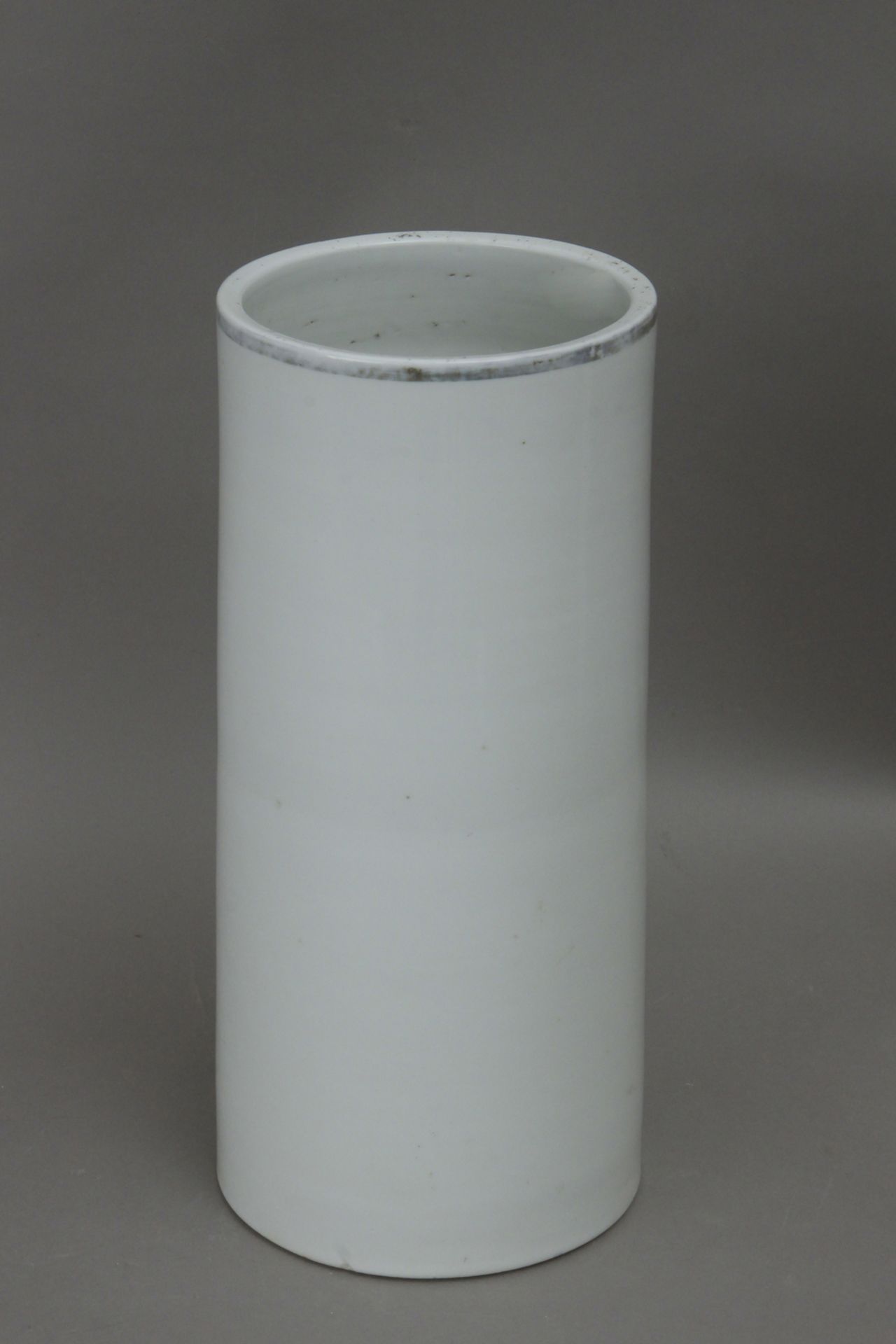 A 20th century Chinese porcelain brush container - Image 2 of 5