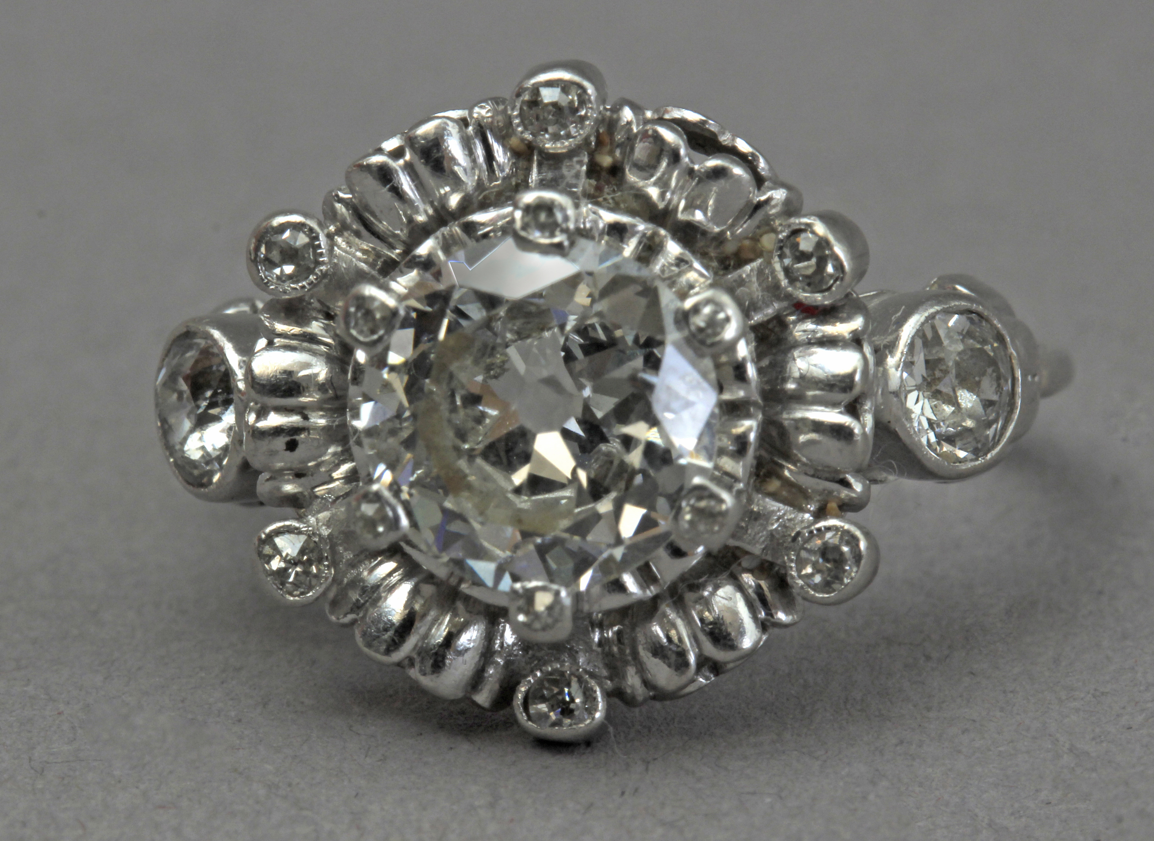 A first half of 20th century 1,75 ct. aprox. Old European cut diamond solitaire ring - Image 2 of 4