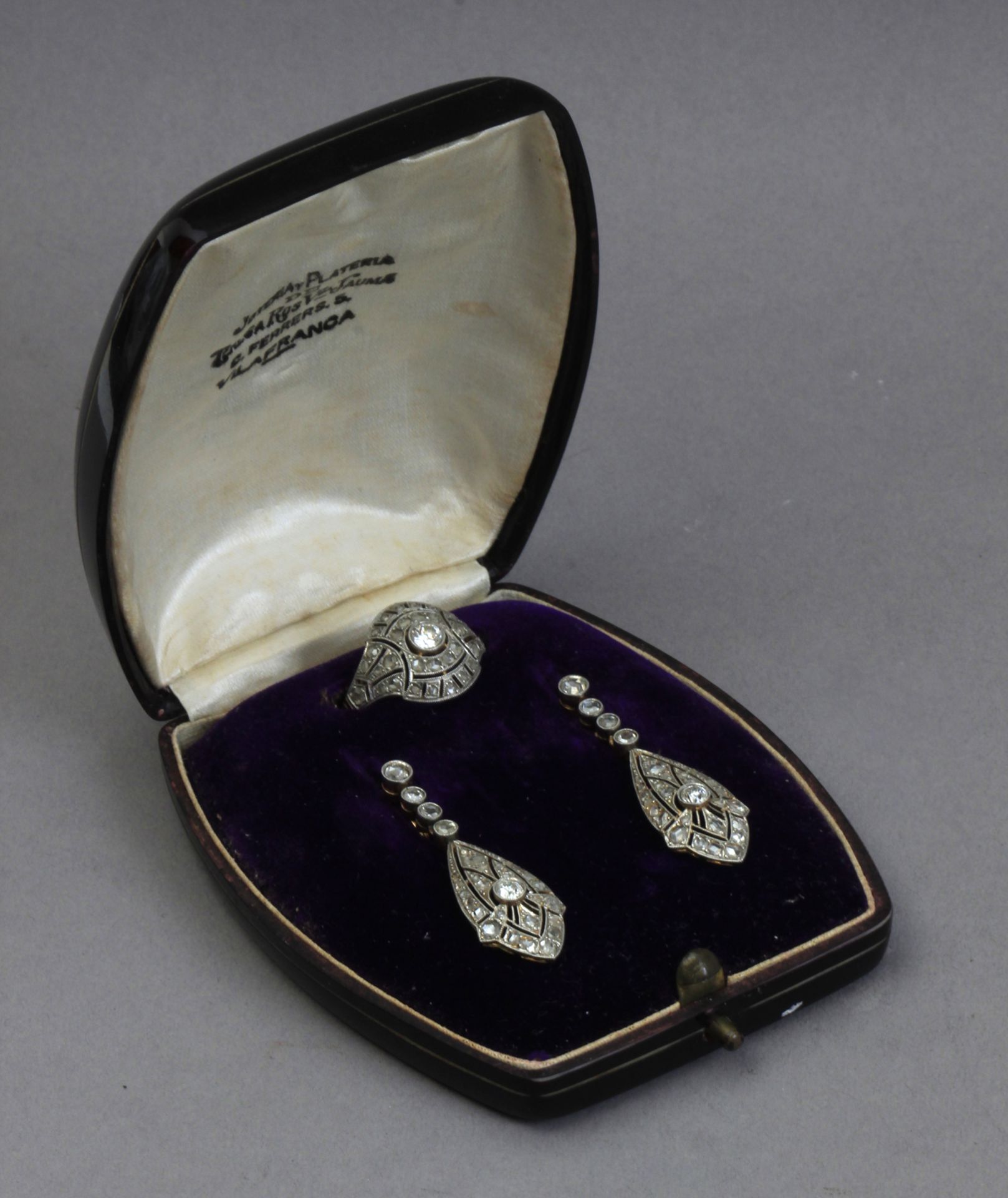 An Art-Déco set of diamond earrings and ring circa 1930 - Image 3 of 3