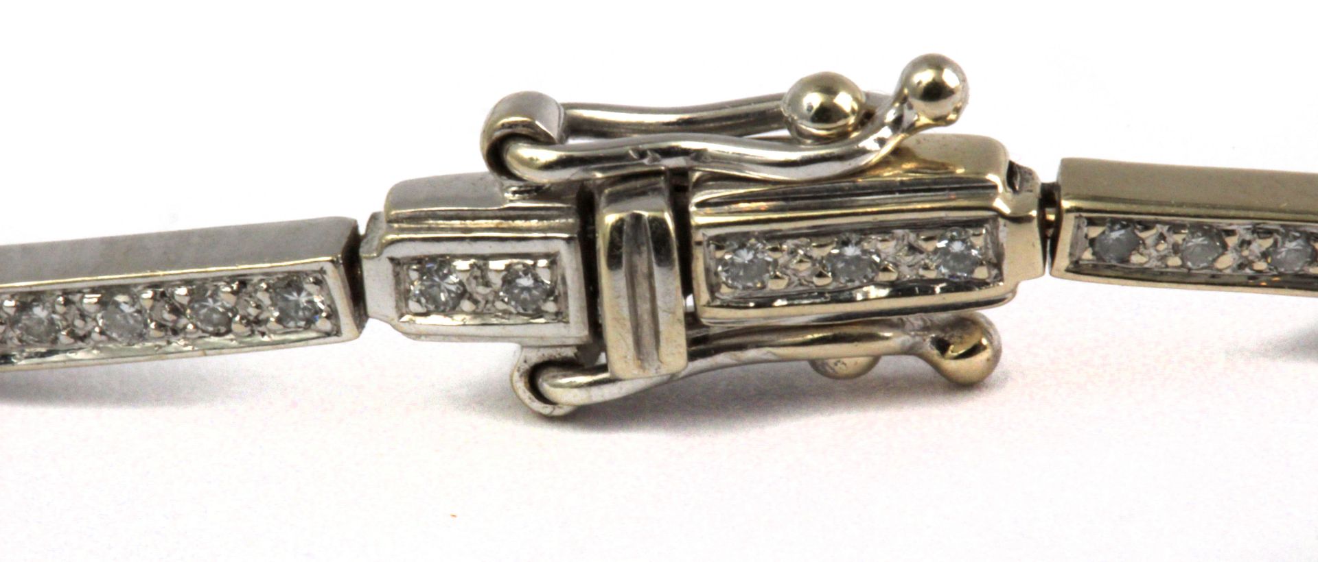 A tennis style diamond bracelet - Image 3 of 6