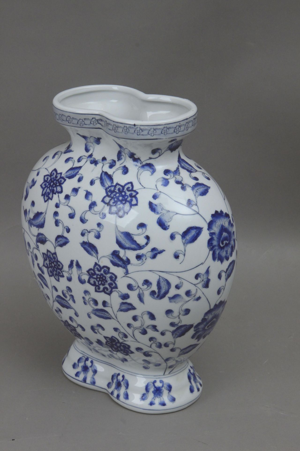 A 19th century Chinese porcelain vase - Bild 4 aus 6
