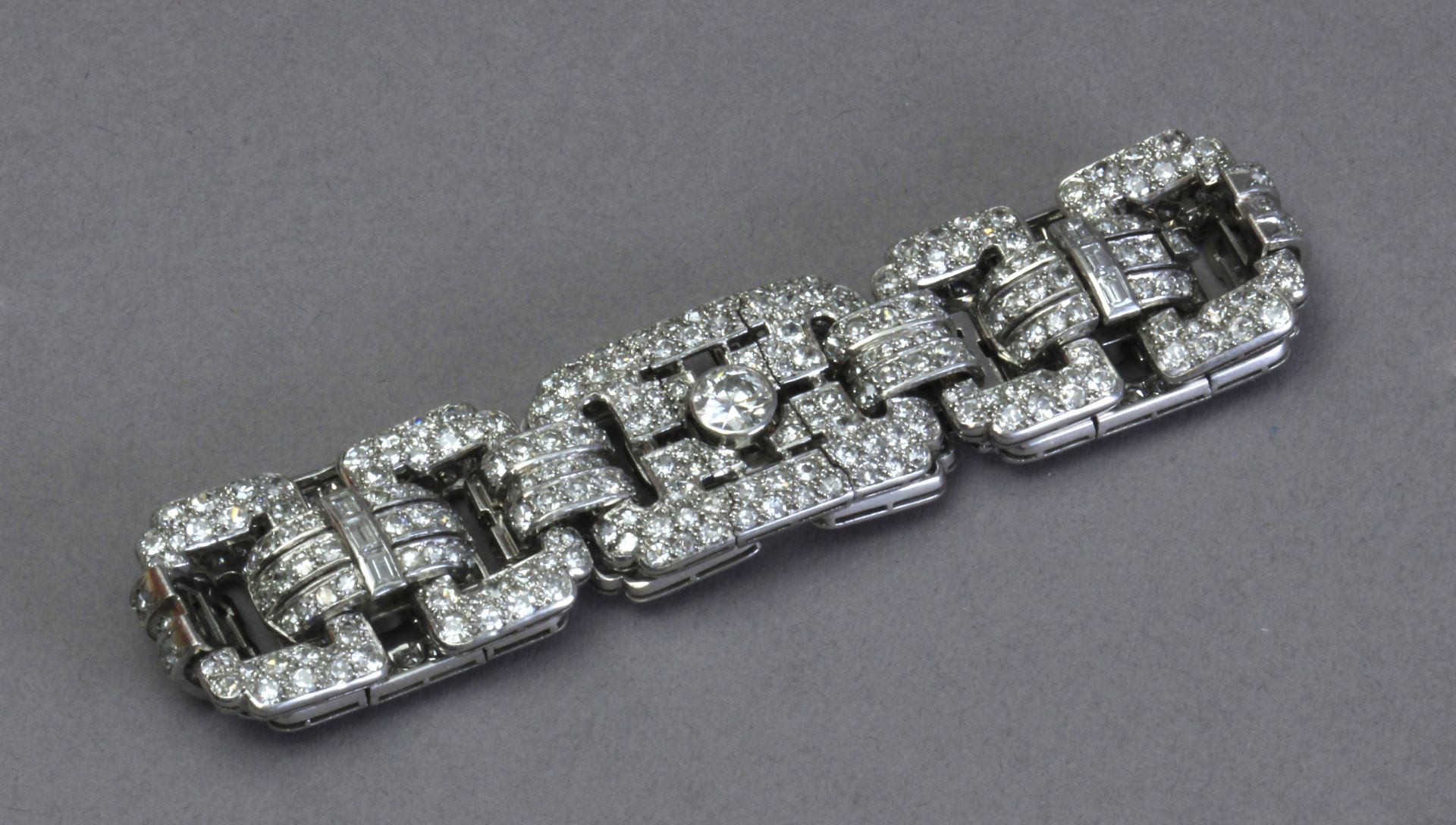 An Art-Déco bracelet circa 1940. 13 ct. of diamonds and a platinum setting - Image 2 of 3