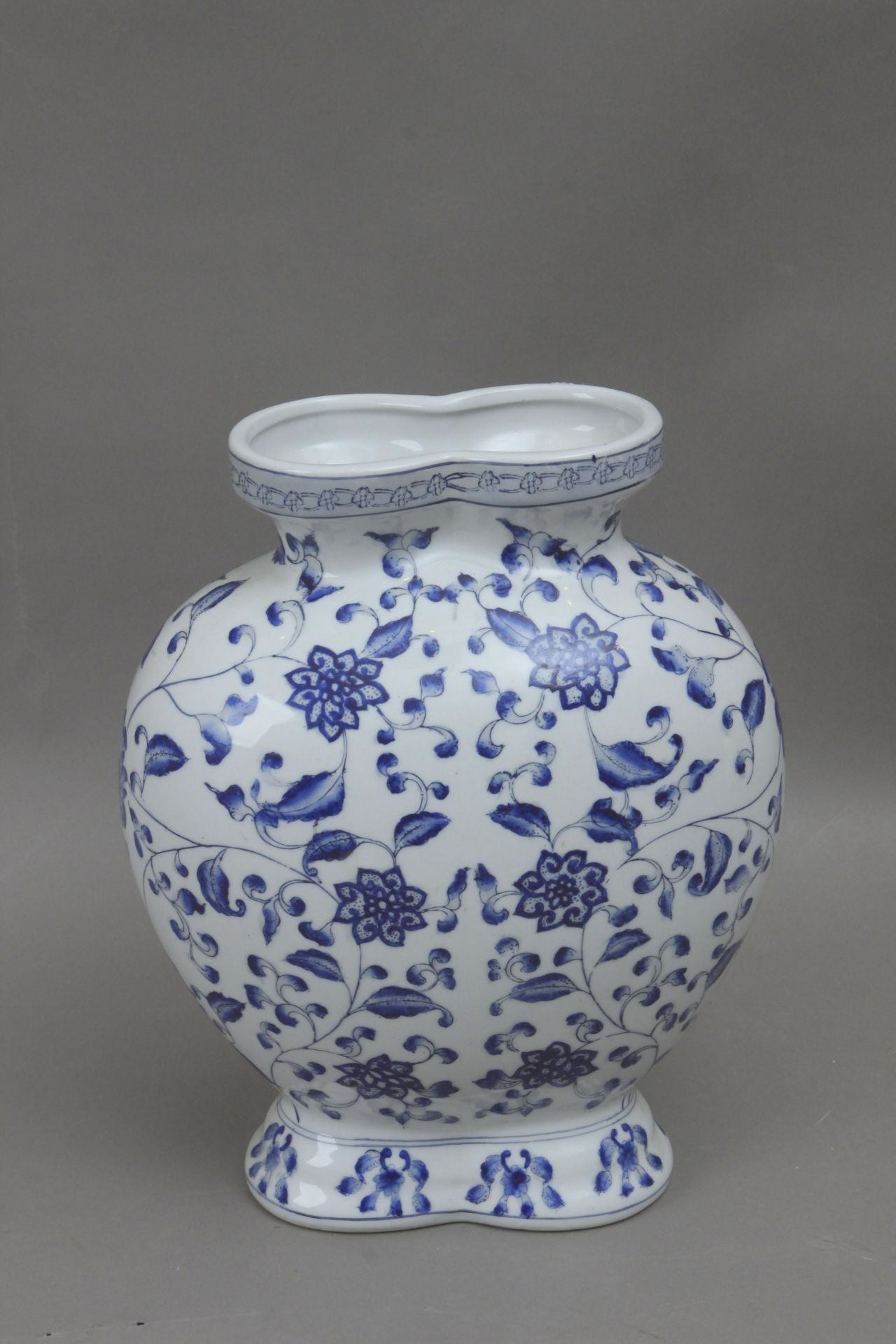 A 19th century Chinese porcelain vase - Bild 2 aus 6