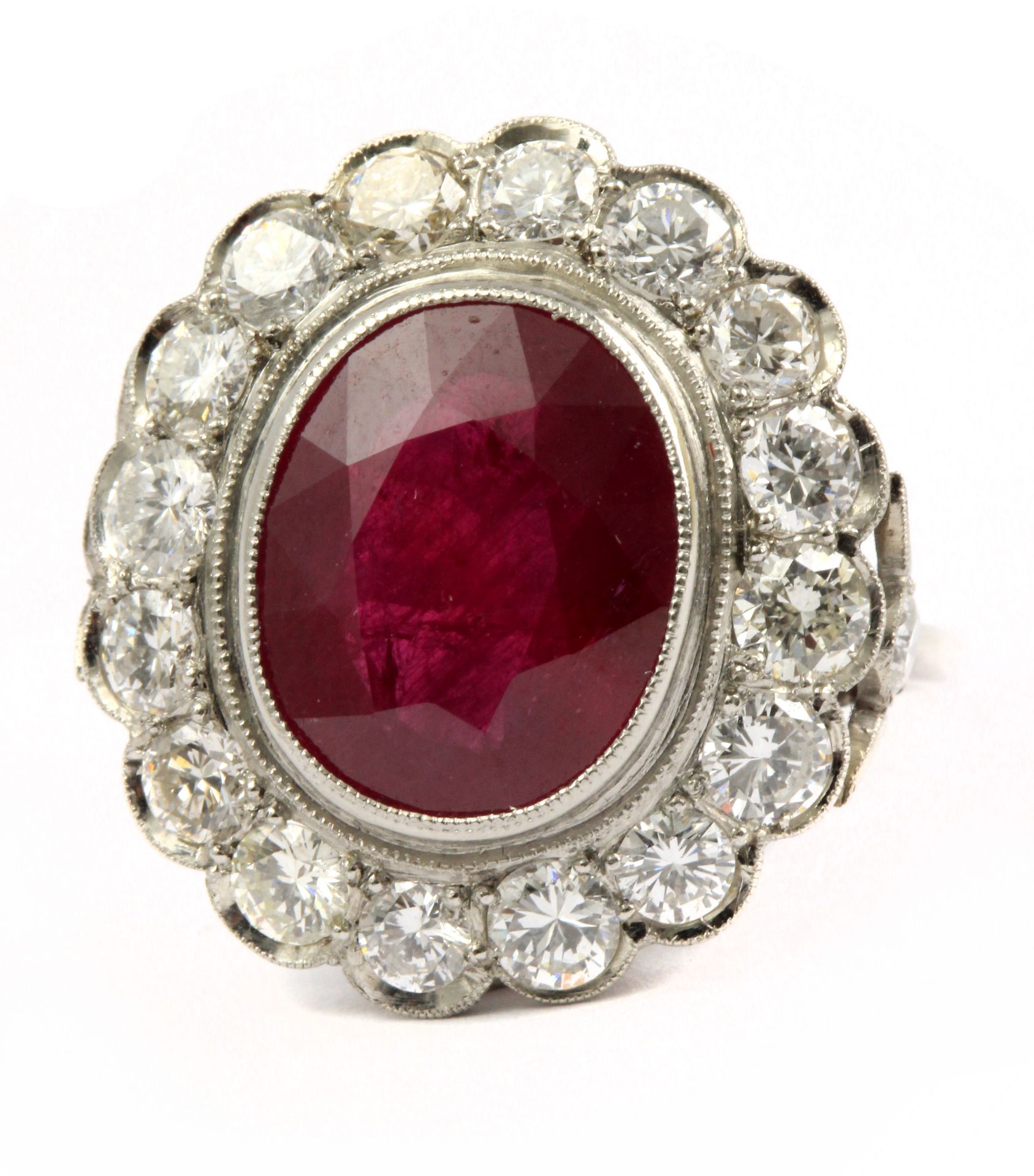 A 7,5 ct. ruby and diamonds cluster ring - Image 3 of 4