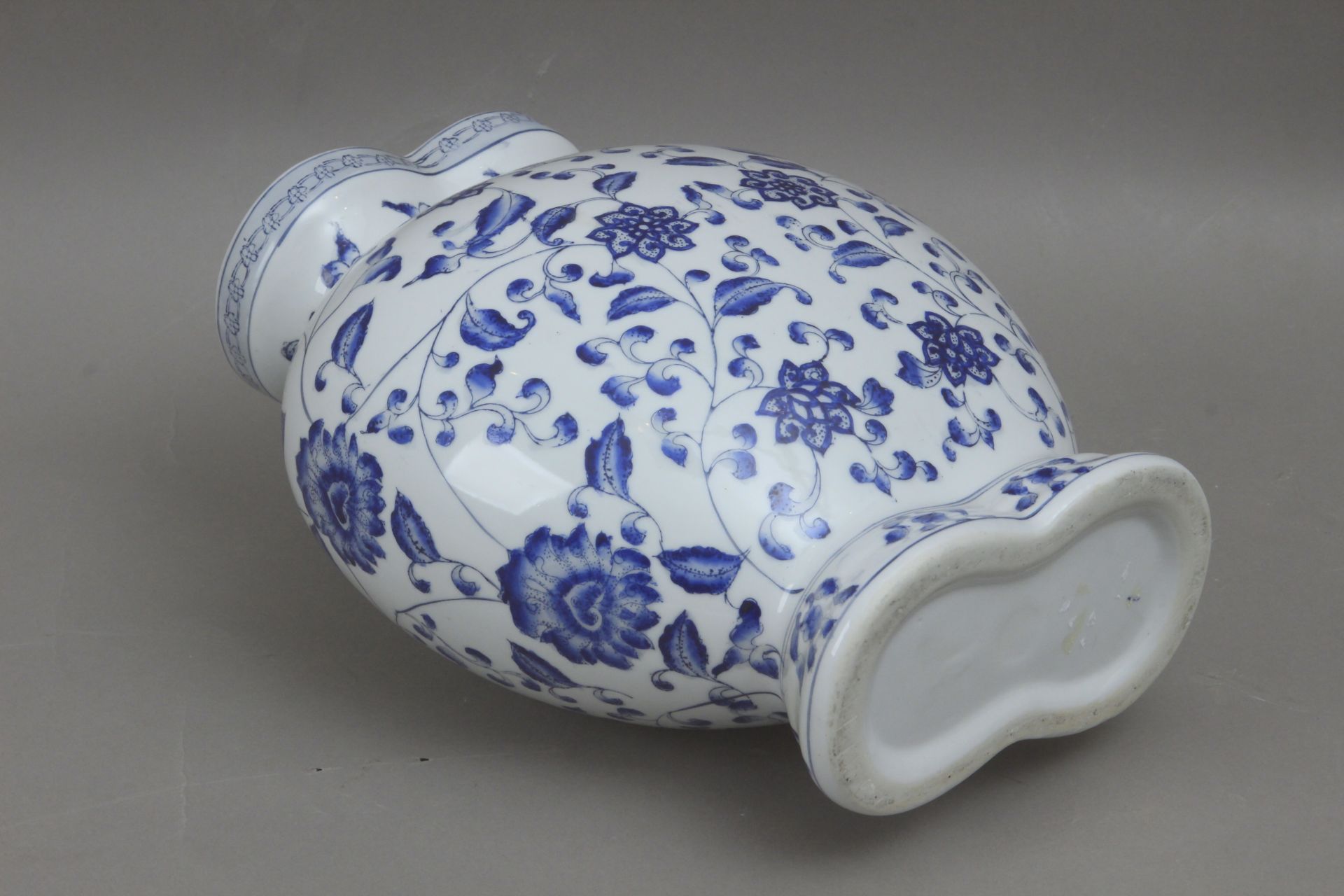 A 19th century Chinese porcelain vase - Bild 3 aus 6