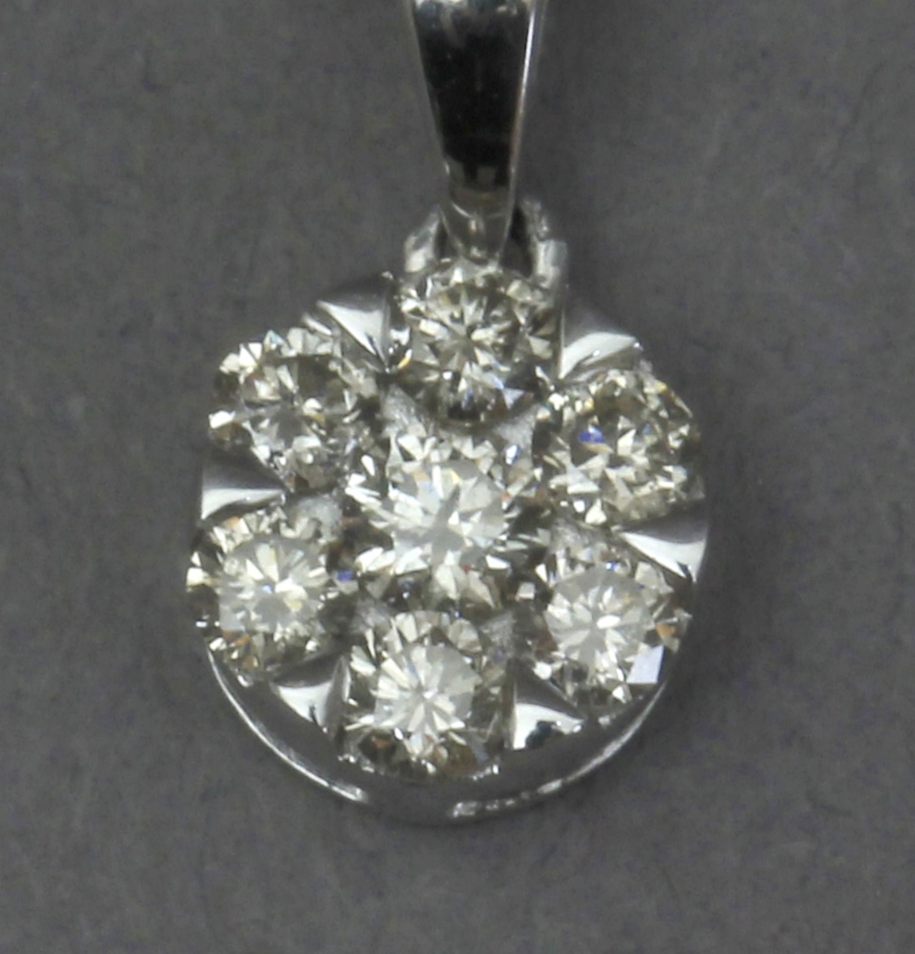 A diamond cluster pendant and 18k. white gold chain - Bild 4 aus 4