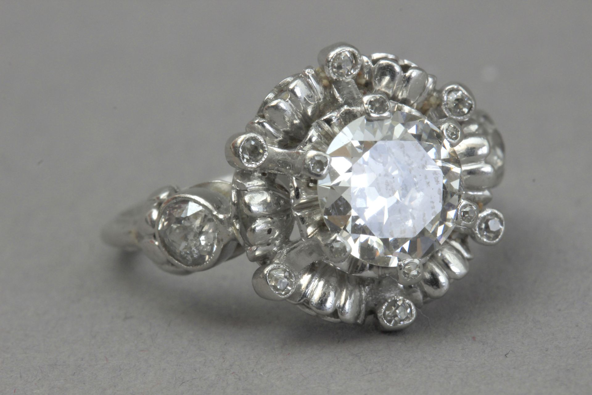 A first half of 20th century 1,75 ct. aprox. Old European cut diamond solitaire ring - Image 4 of 4