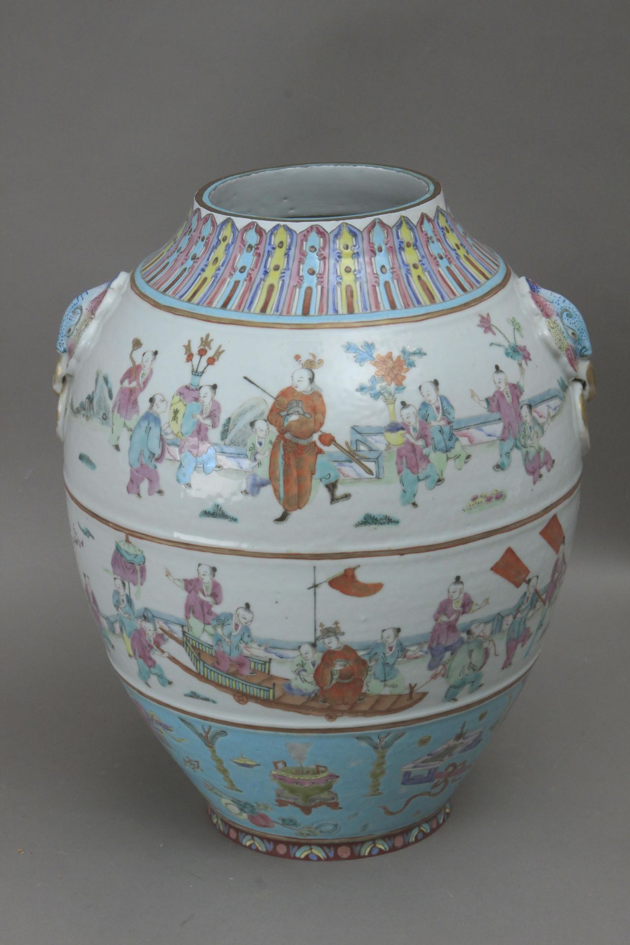 A 19th century Chinese vase from Qing dynasty in Canton porcelain - Image 5 of 8