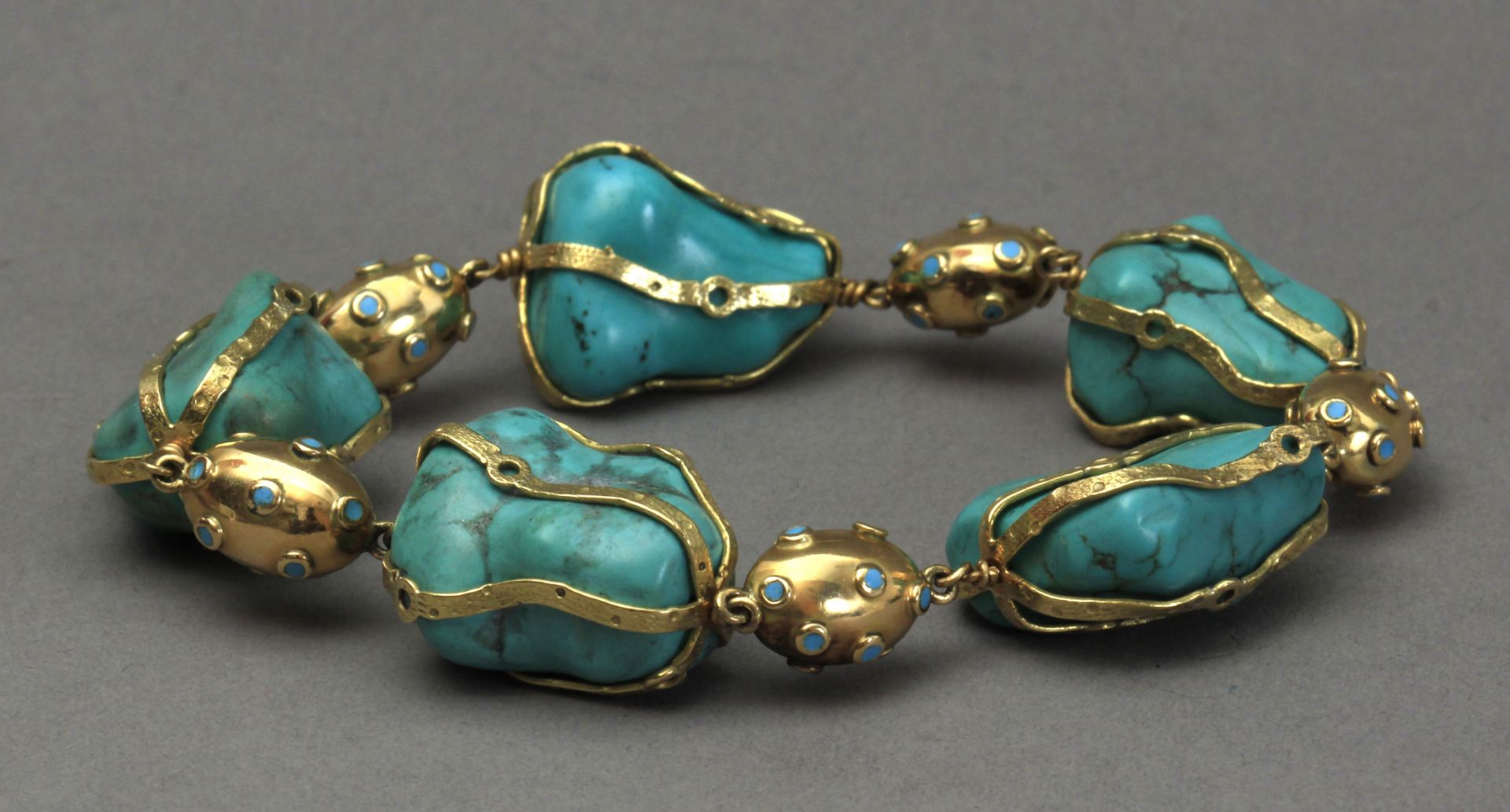 A rough turquoise beads and 18k. yellow gold bracelet - Image 2 of 3