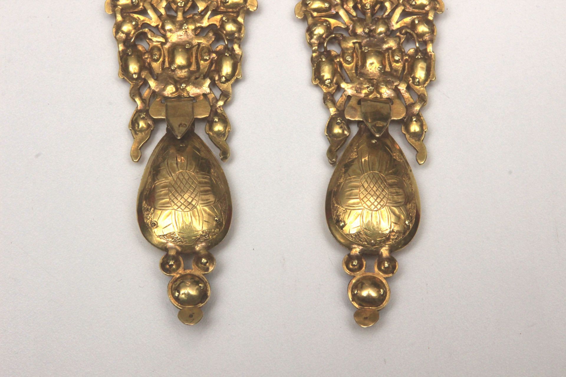 A late 18th centurry-early 19th century Catalan detachable earrings - Image 12 of 15