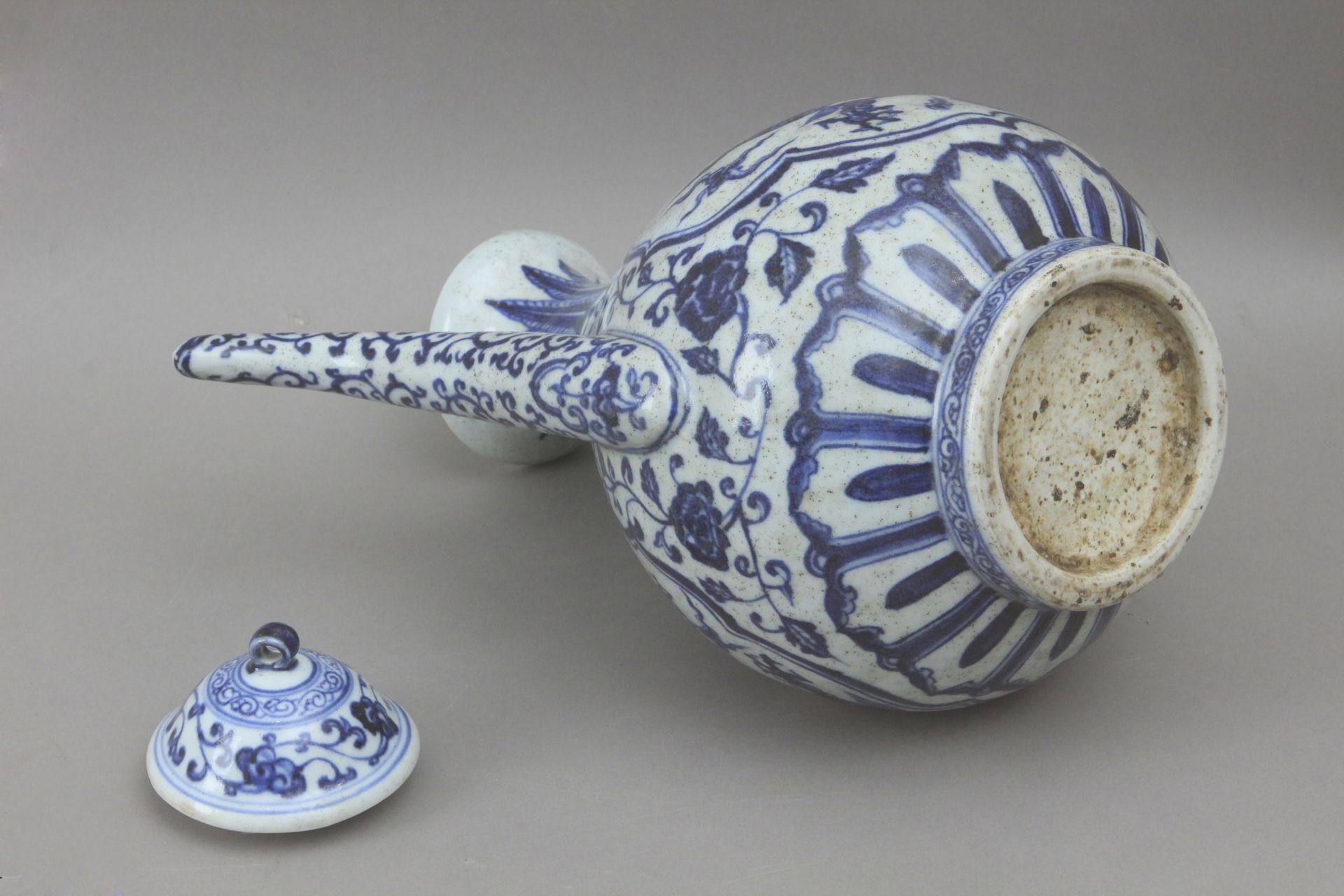 A 19th century Chinese wine pitcher from Qing dynasty - Image 3 of 4