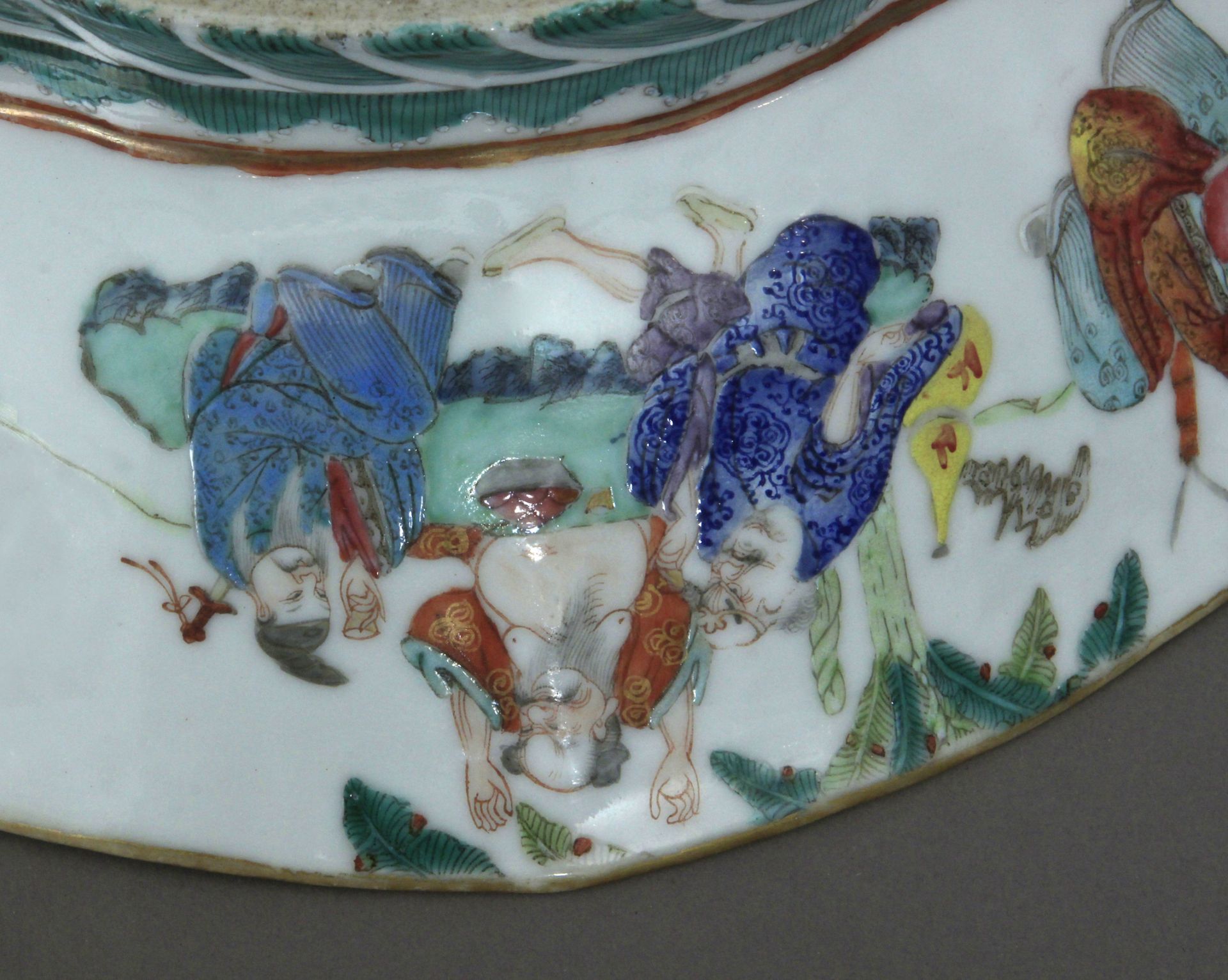 A 19th century Chinese tray from Qing period in Famille Rose porcelain - Bild 4 aus 6