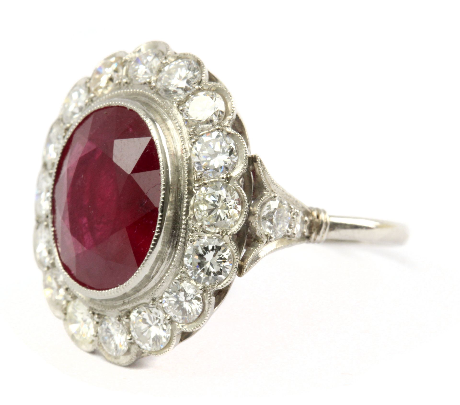 A 7,5 ct. ruby and diamonds cluster ring - Image 2 of 4