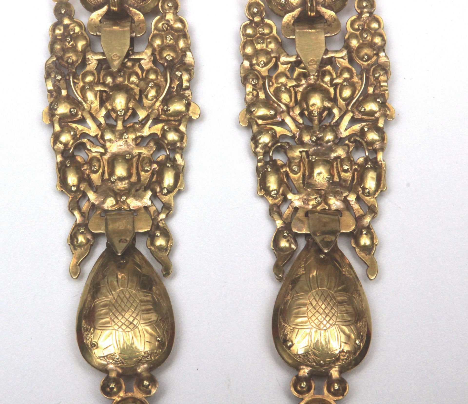 A late 18th centurry-early 19th century Catalan detachable earrings - Image 11 of 15