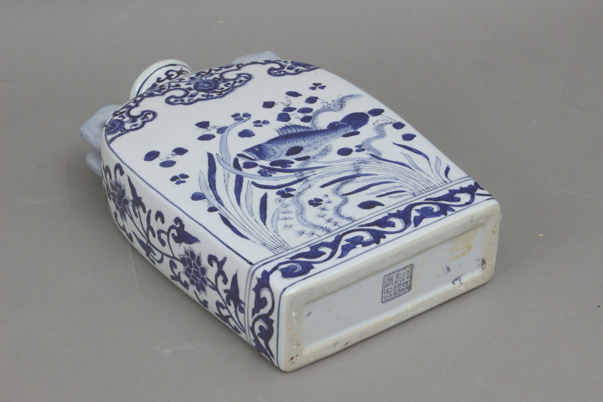 A 20th century Chinese porcelain jug - Bild 6 aus 8