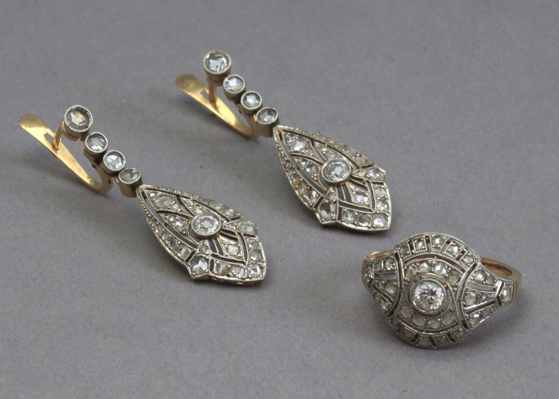 An Art-Déco set of diamond earrings and ring circa 1930 - Image 2 of 3