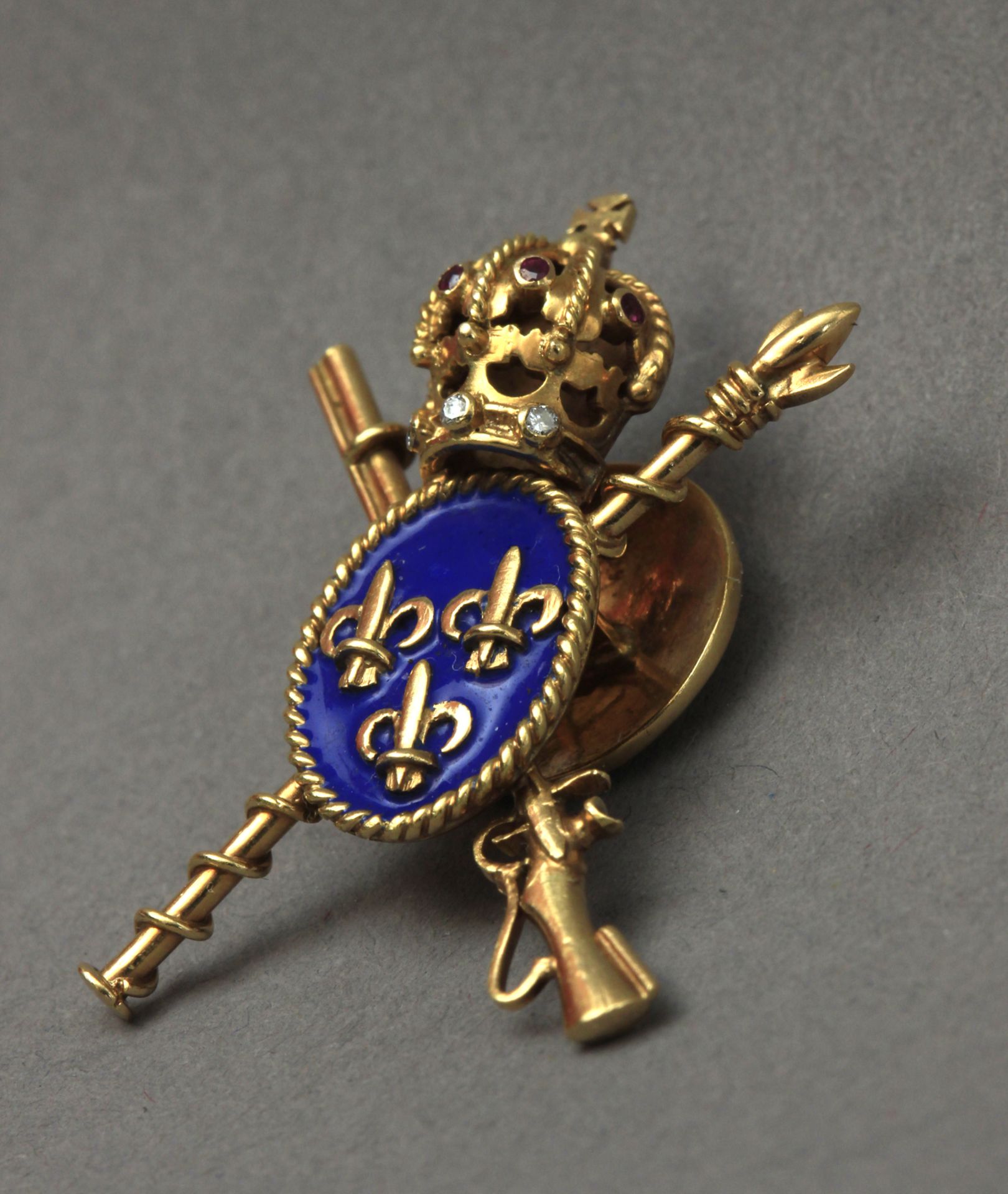 A Spanish Royal Guard pin circa 1980. Gold, diamonds and enamel - Image 2 of 4